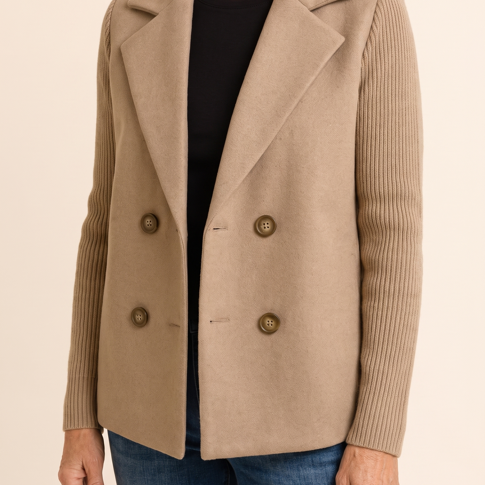 Tamara | Premium Casual Vielseitiges Sakko – Damenjacke auf warmem beigem Hintergrund, Oberkörperaufnahme