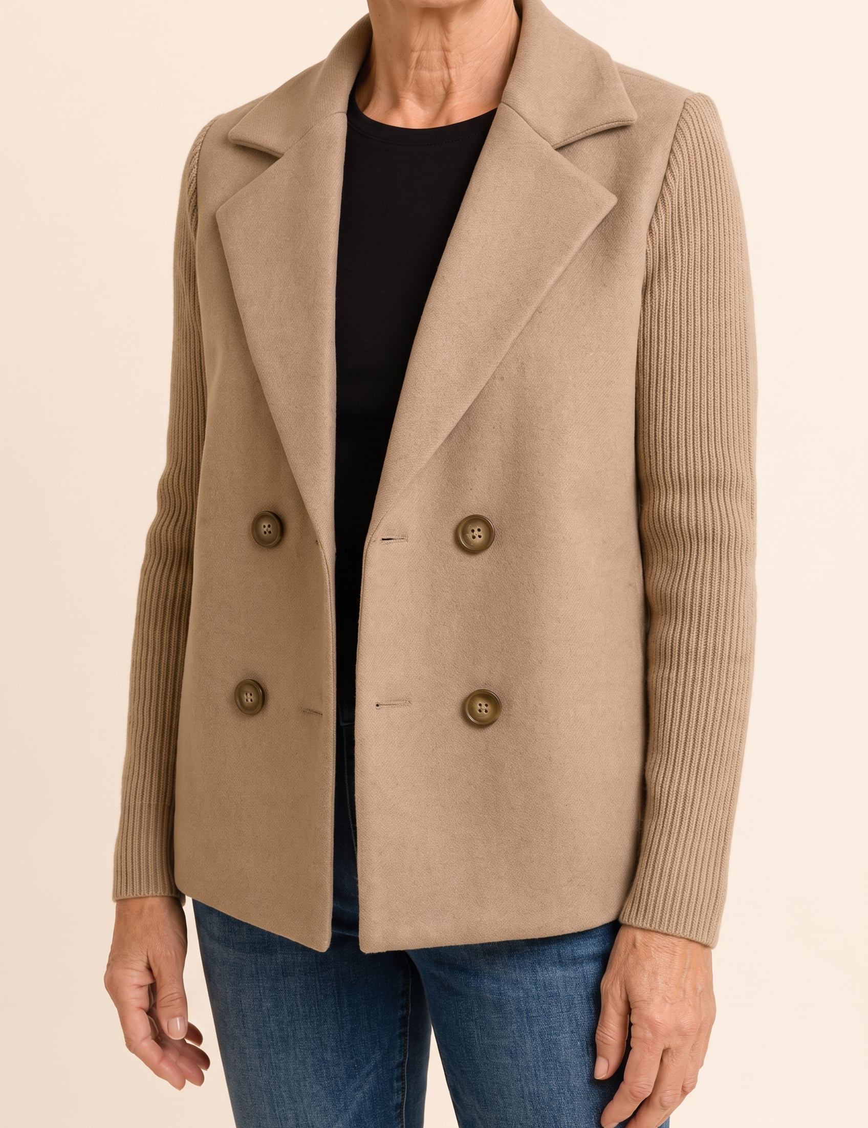 Tamara | Premium Casual Vielseitiges Sakko – Damenjacke auf warmem beigem Hintergrund, Oberkörperaufnahme