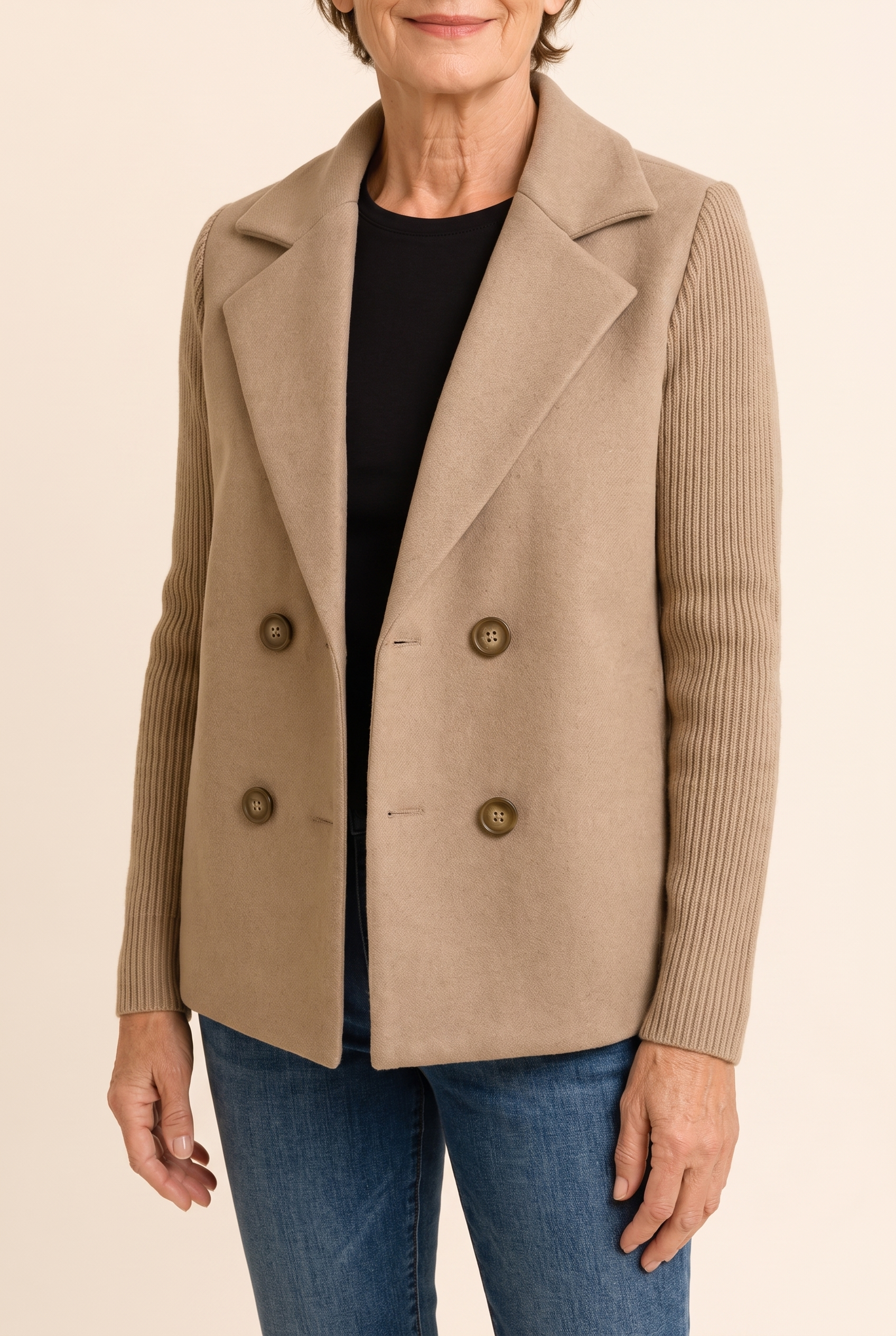 Tamara | Premium Casual Vielseitiges Sakko – Damenjacke auf warmem beigem Hintergrund, Oberkörperaufnahme