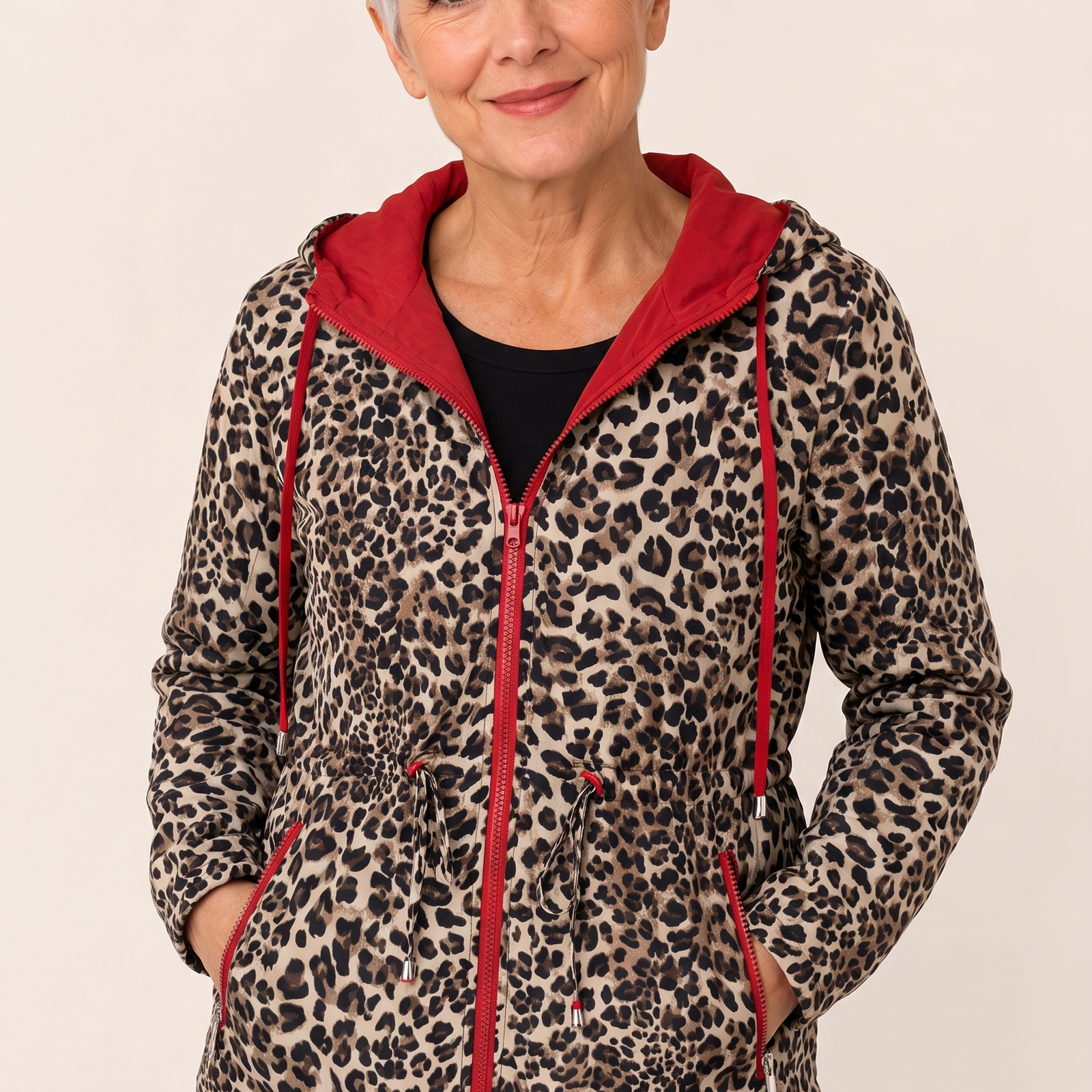 Laura | Wendejacke mit Leopardenmuster – Damenjacke auf warmem beigem Hintergrund, Oberkörperaufnahme