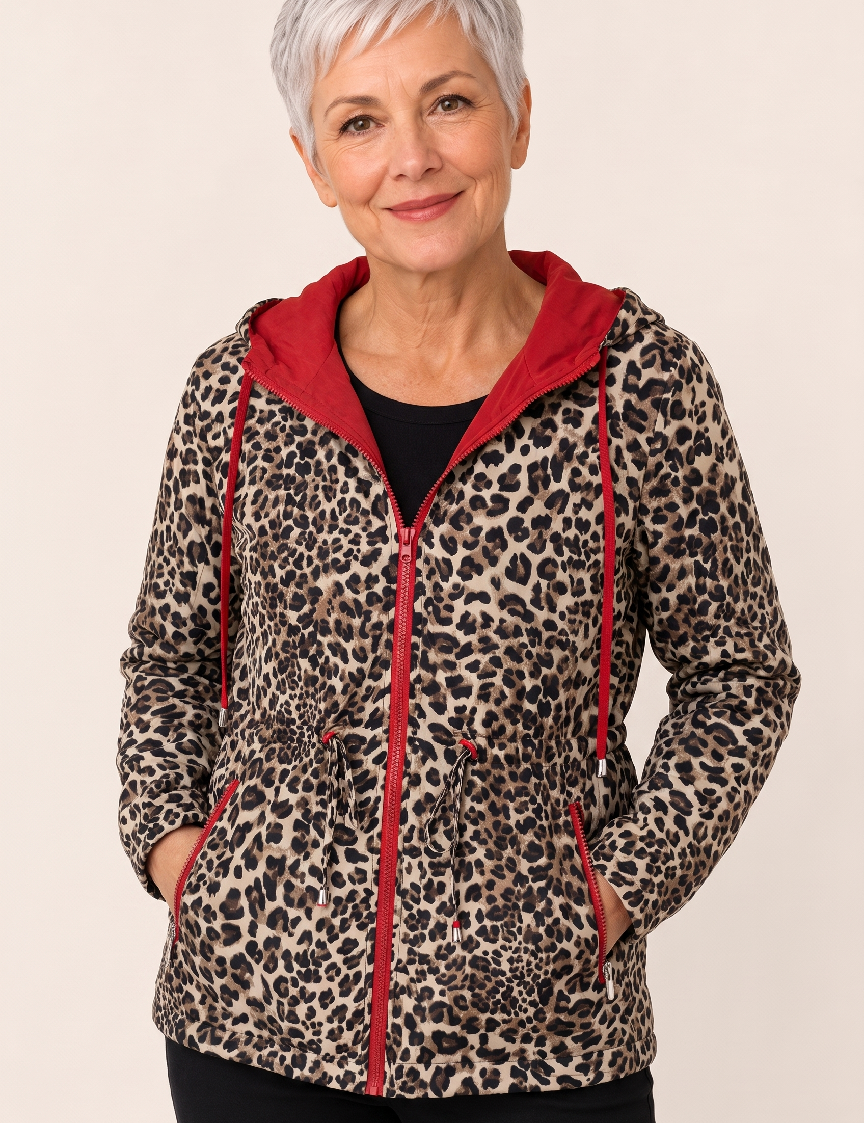 Laura | Wendejacke mit Leopardenmuster – Damenjacke auf warmem beigem Hintergrund, Oberkörperaufnahme