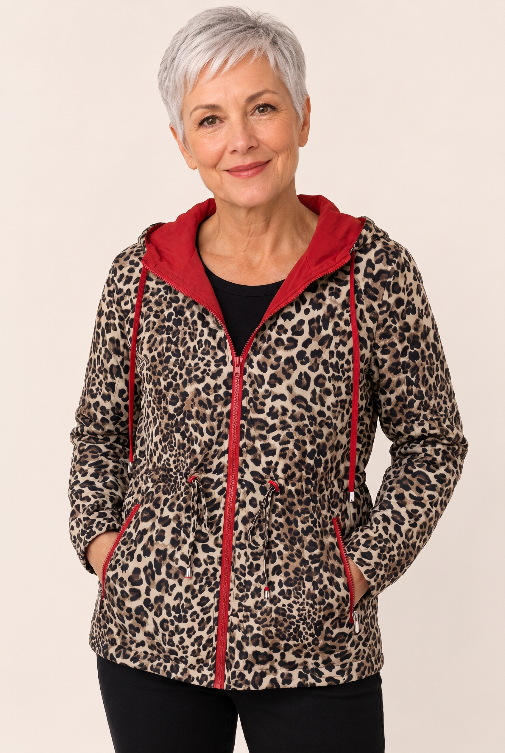 Laura | Wendejacke mit Leopardenmuster – Damenjacke auf warmem beigem Hintergrund, Oberkörperaufnahme