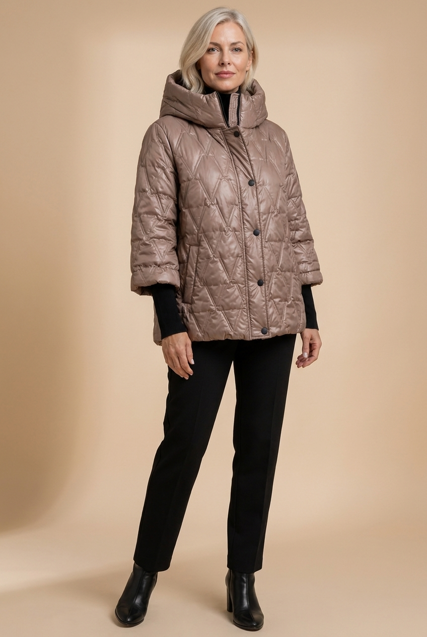 Adela | Jacke mit breitem Kragen – Damenjacke auf warmem beigem Hintergrund, Oberkörperaufnahme