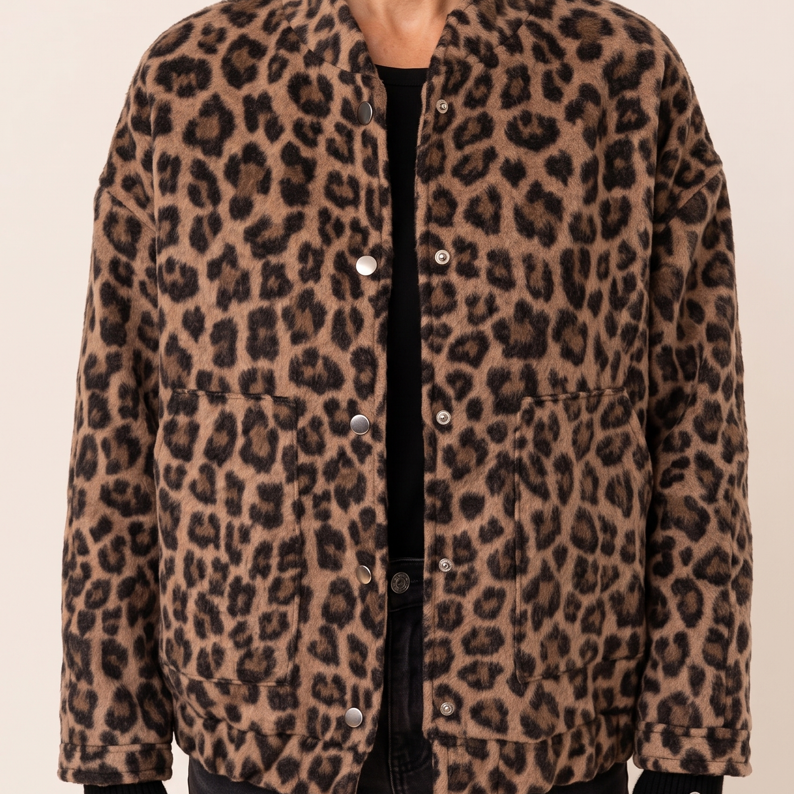 Ioana-Cristina | Jacke mit Leopardenmuster – Damenjacke auf warmem beigem Hintergrund, Oberkörperaufnahme