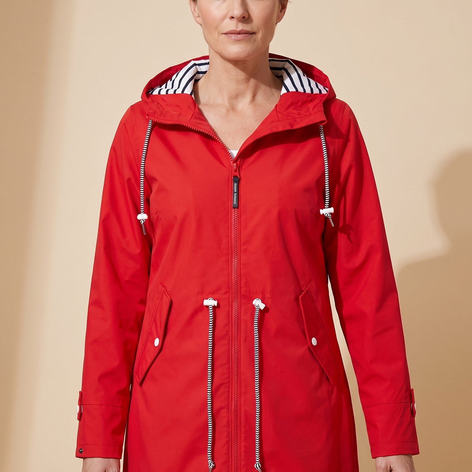 Renata | Elegante und wasserdichte Jacke – Damenjacke auf warmem beigem Hintergrund, Oberkörperaufnahme