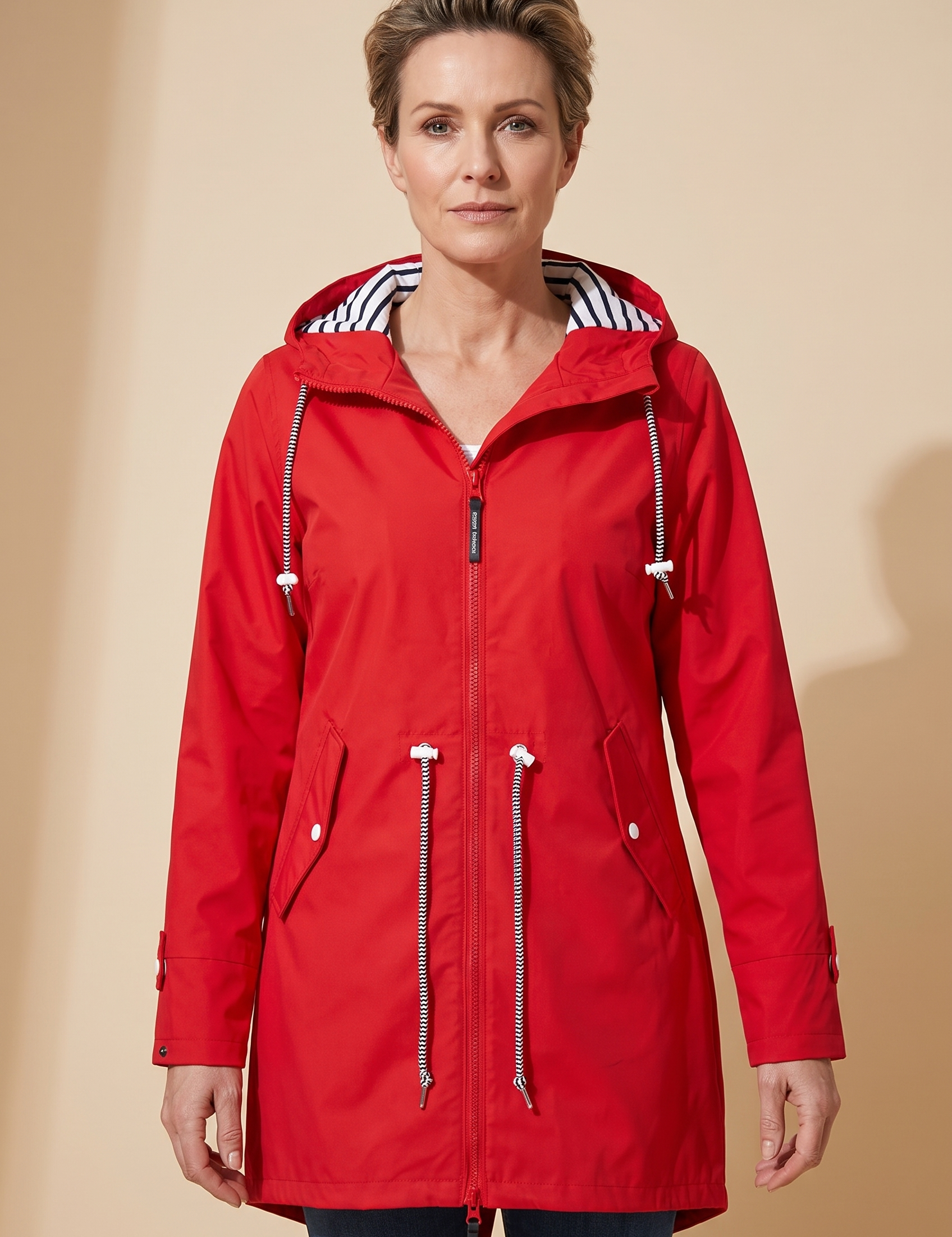 Renata | Elegante und wasserdichte Jacke – Damenjacke auf warmem beigem Hintergrund, Oberkörperaufnahme