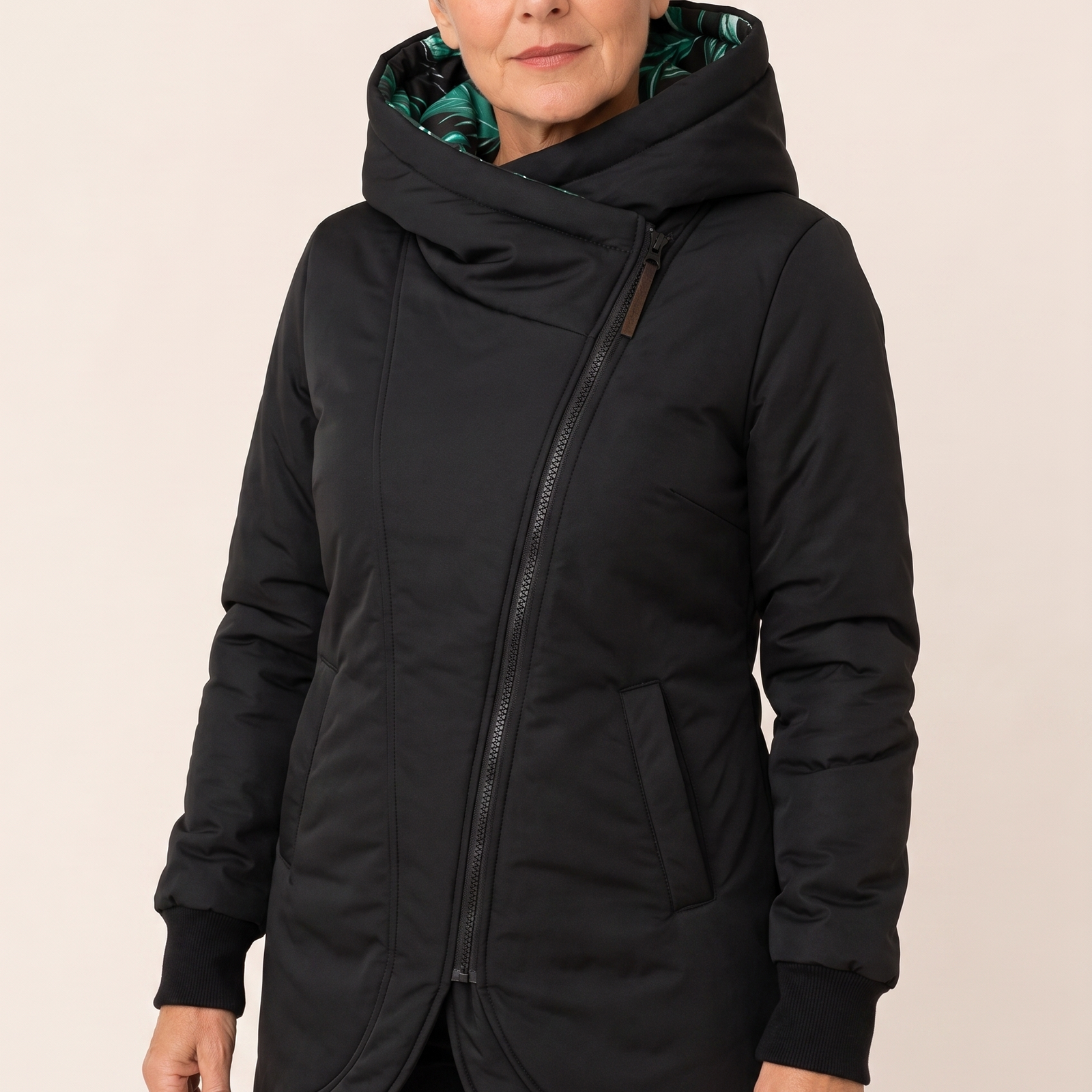 Malvina | Elegante Winterjacke – Damenjacke auf warmem beigem Hintergrund, Oberkörperaufnahme