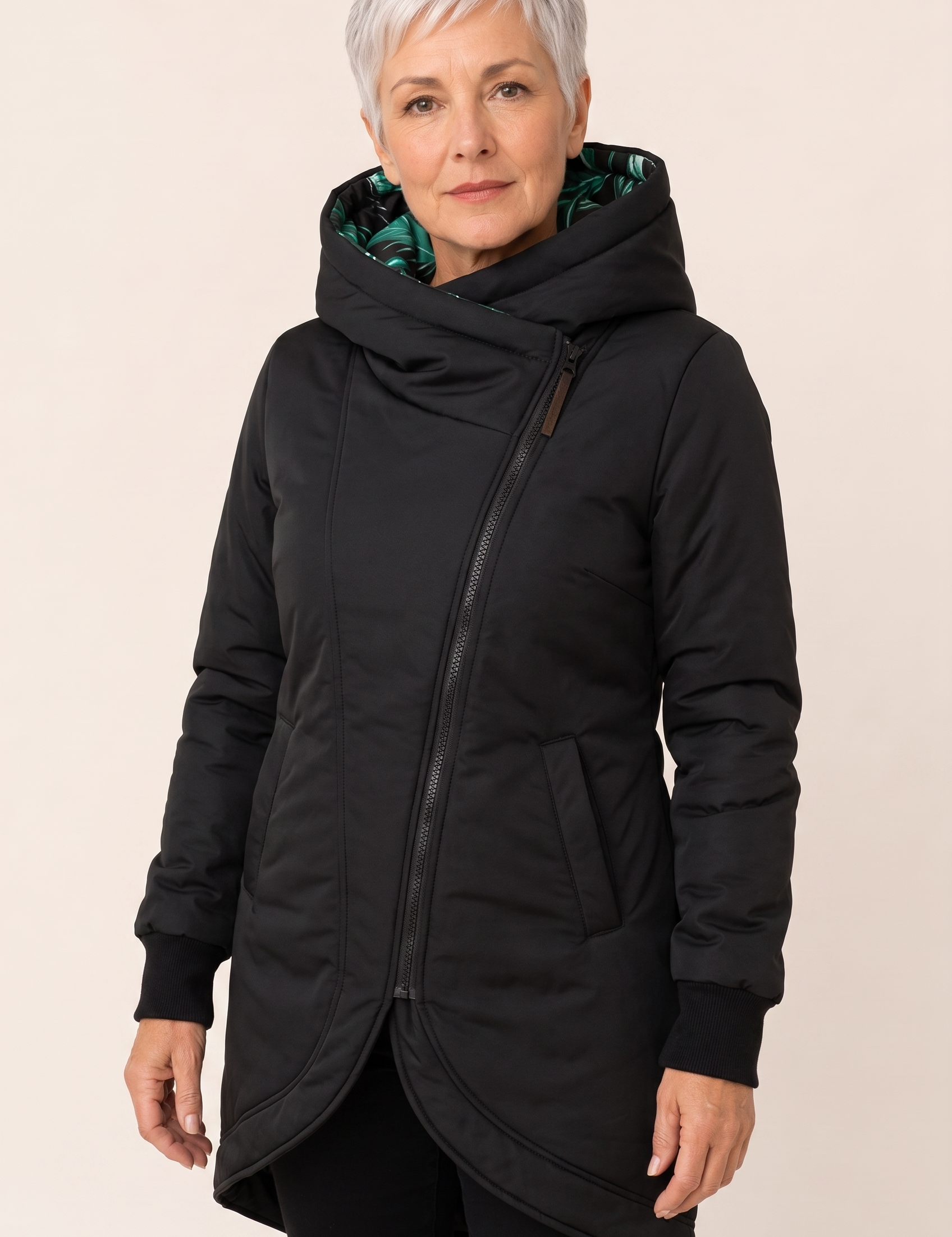 Malvina | Elegante Winterjacke – Damenjacke auf warmem beigem Hintergrund, Oberkörperaufnahme