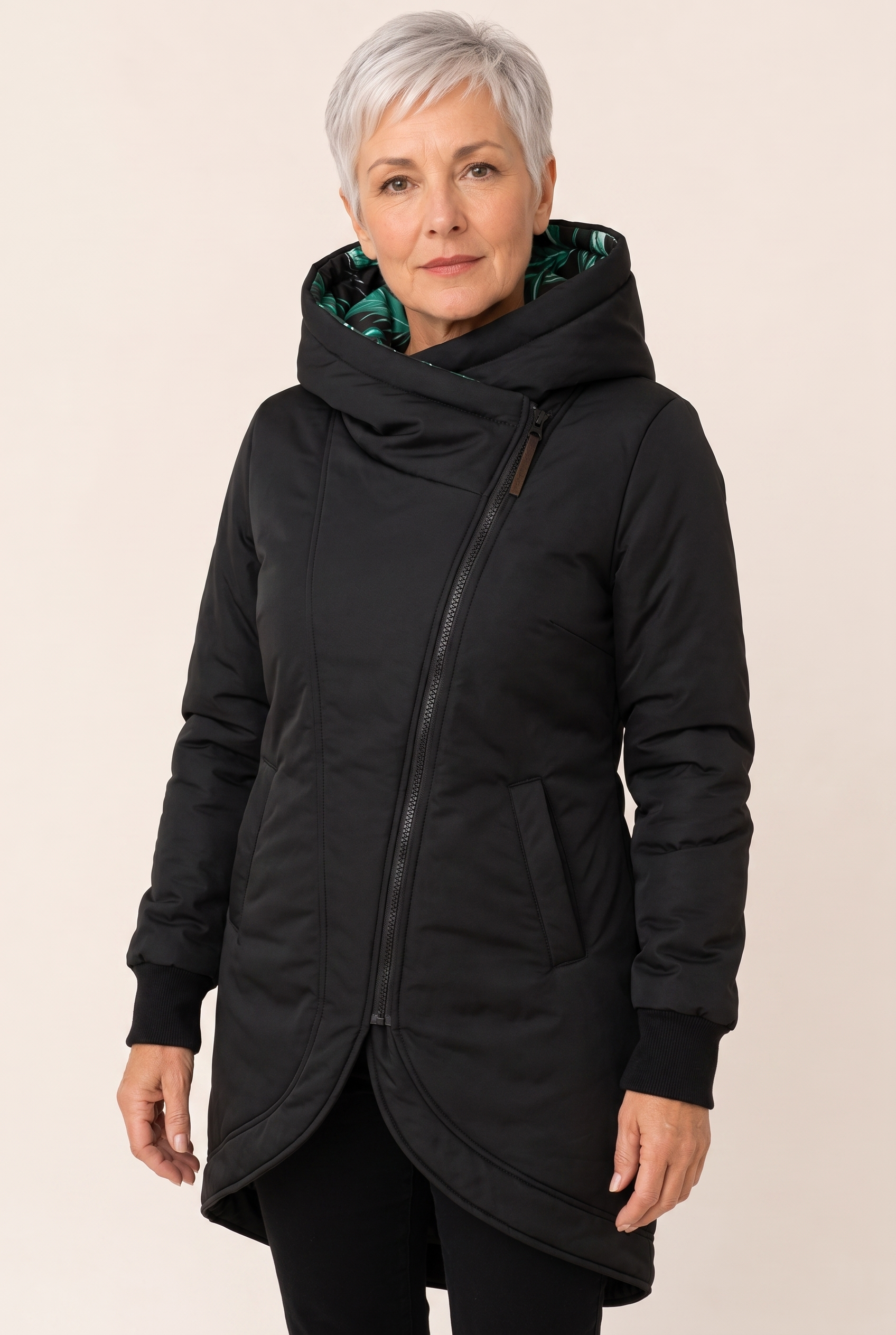 Malvina | Elegante Winterjacke – Damenjacke auf warmem beigem Hintergrund, Oberkörperaufnahme