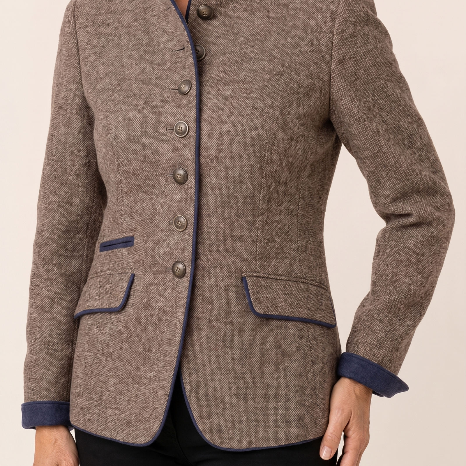 Carmen | Elegante Jacke mit Stehkragen – Damenjacke auf warmem beigem Hintergrund, Oberkörperaufnahme
