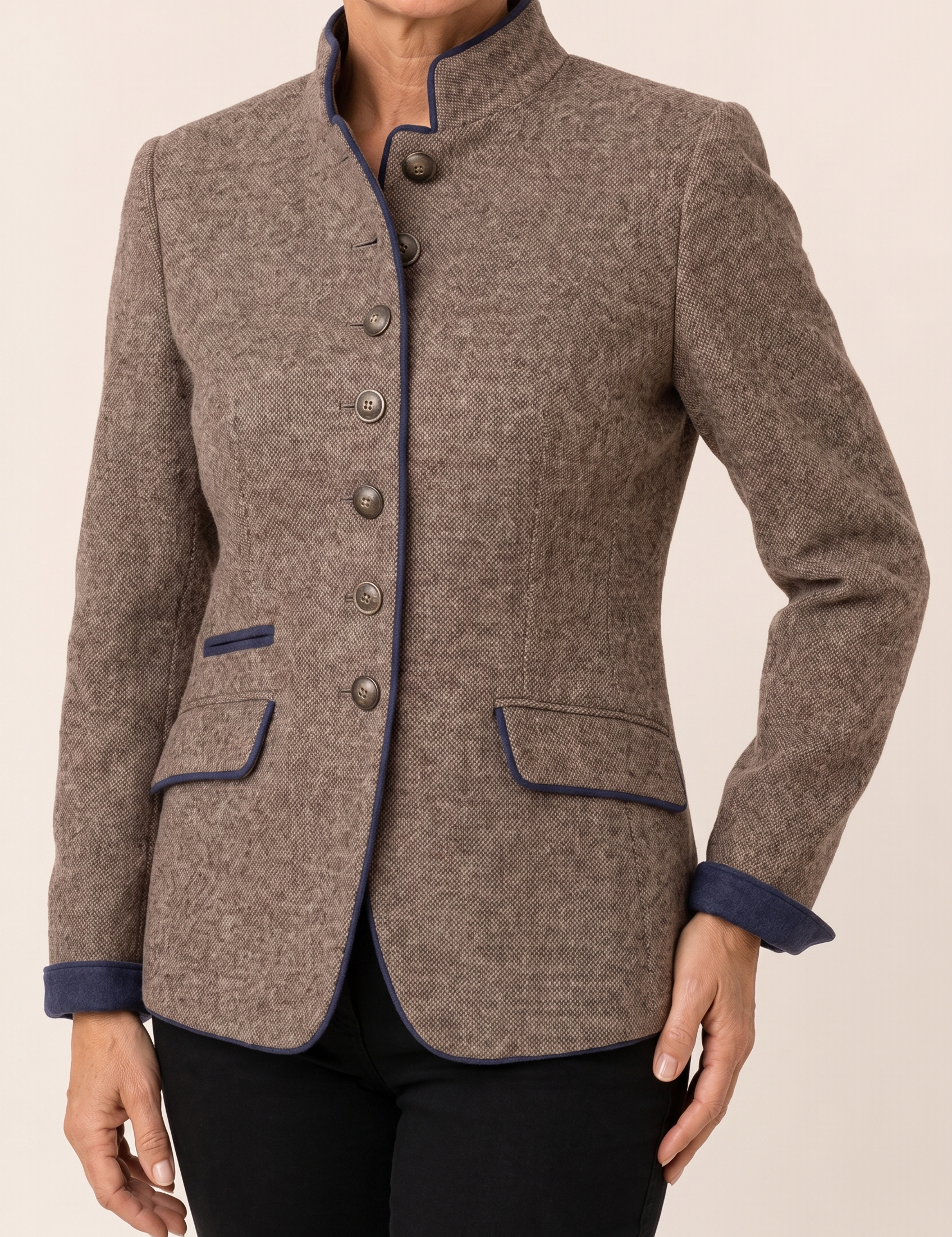 Carmen | Elegante Jacke mit Stehkragen – Damenjacke auf warmem beigem Hintergrund, Oberkörperaufnahme