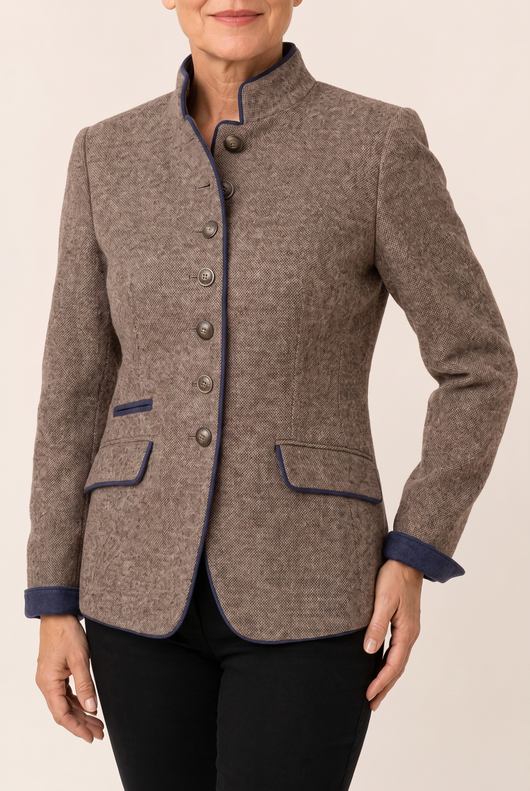 Carmen | Elegante Jacke mit Stehkragen – Damenjacke auf warmem beigem Hintergrund, Oberkörperaufnahme