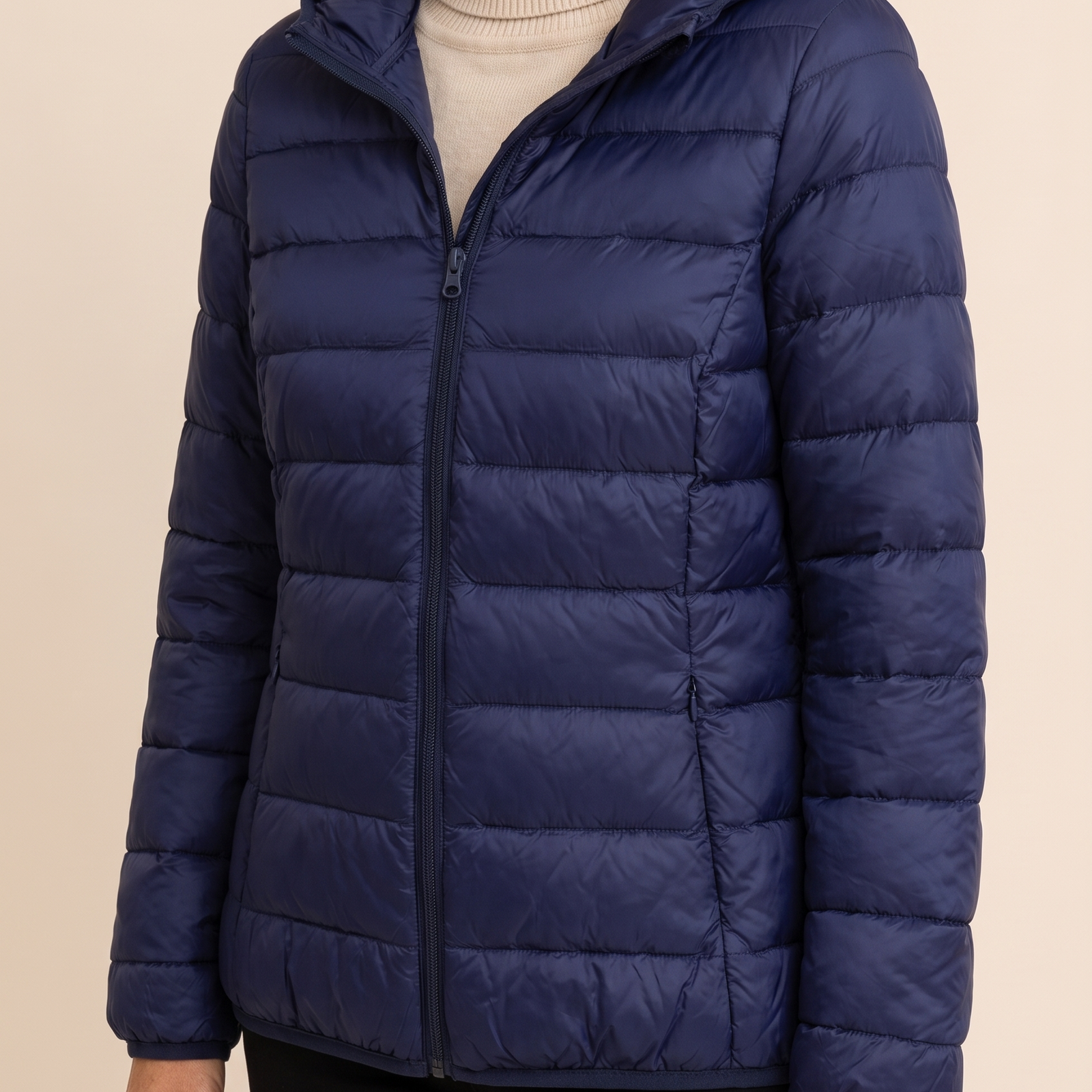 Oana | Leichte Steppjacke – Damenjacke auf warmem beigem Hintergrund, Oberkörperaufnahme