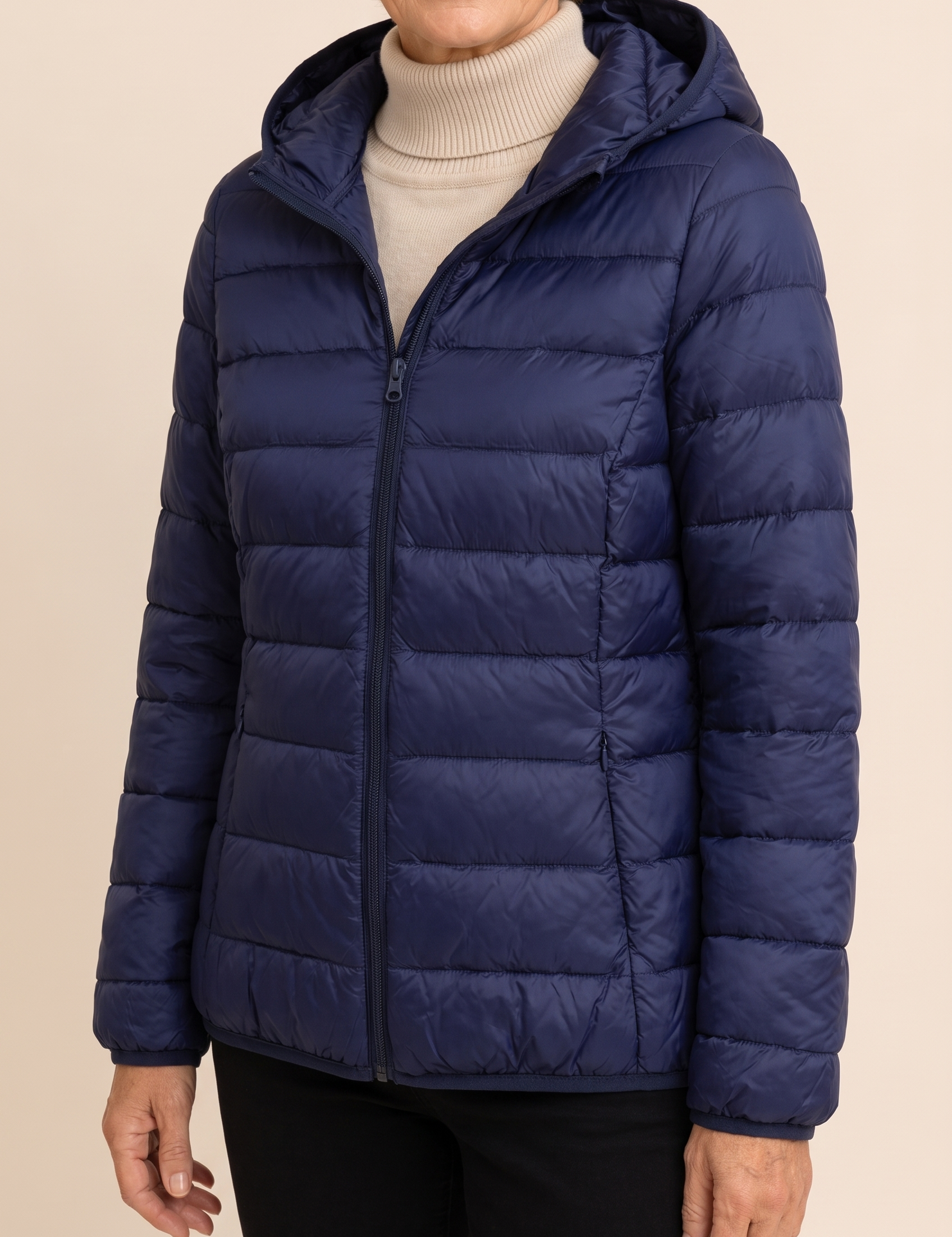 Oana | Leichte Steppjacke – Damenjacke auf warmem beigem Hintergrund, Oberkörperaufnahme
