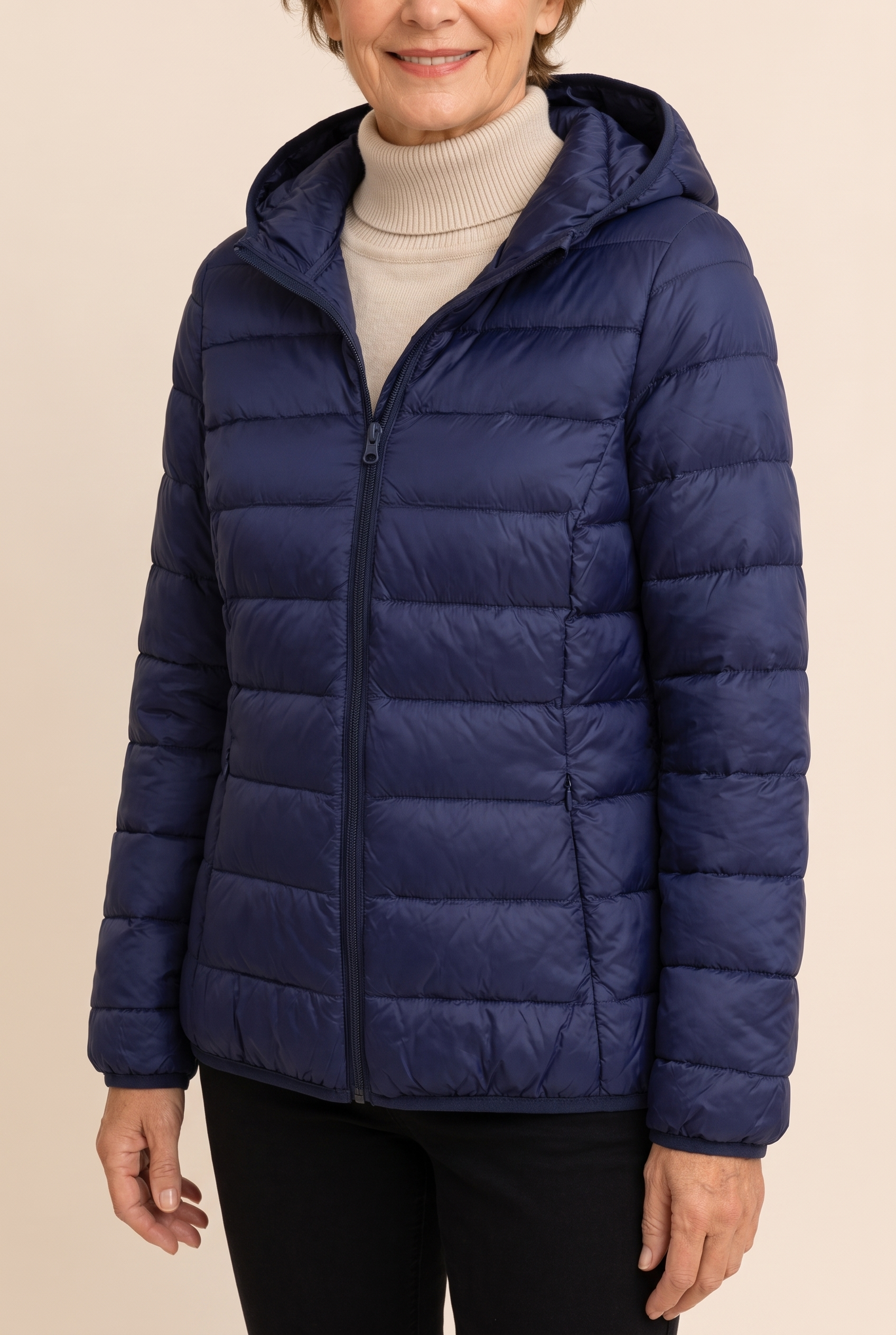 Oana | Leichte Steppjacke – Damenjacke auf warmem beigem Hintergrund, Oberkörperaufnahme
