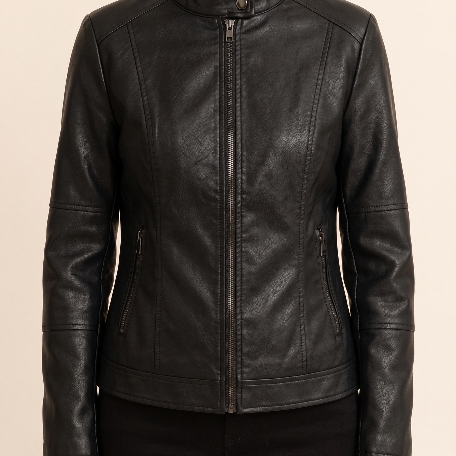 Manuela | Vielseitige Premium-Kunstlederjacke – Damenjacke auf warmem beigem Hintergrund, Oberkörperaufnahme