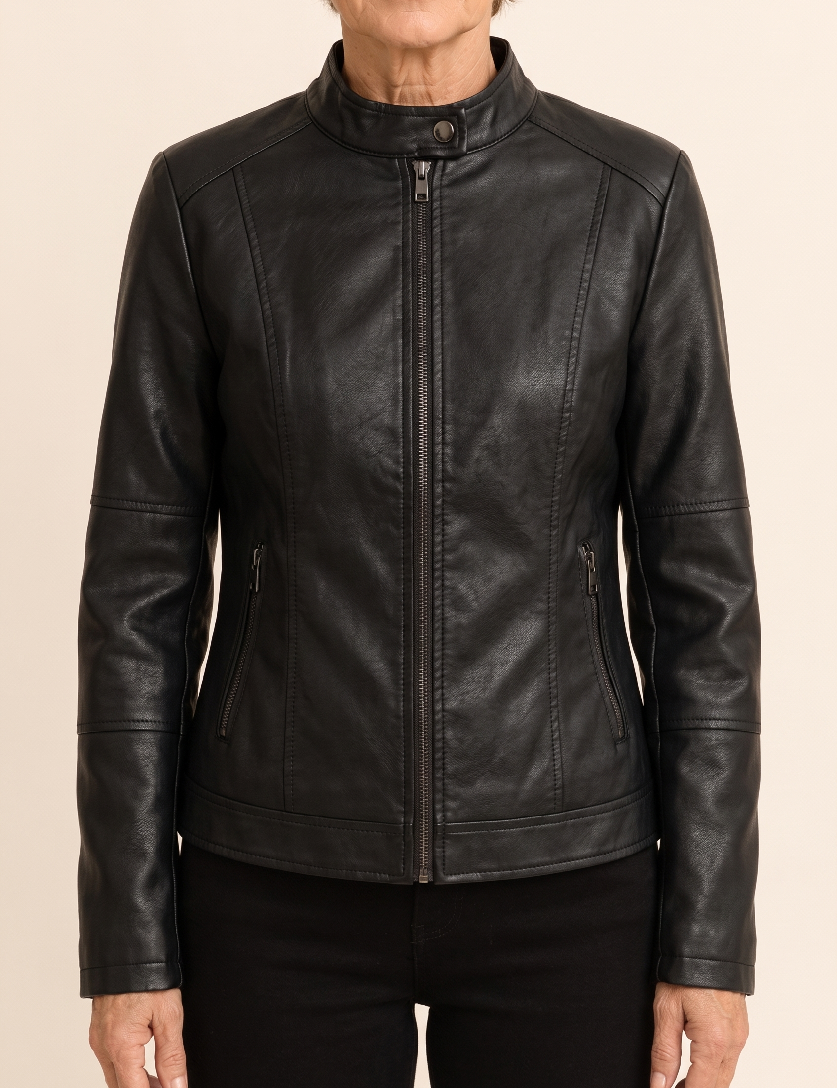 Manuela | Vielseitige Premium-Kunstlederjacke – Damenjacke auf warmem beigem Hintergrund, Oberkörperaufnahme