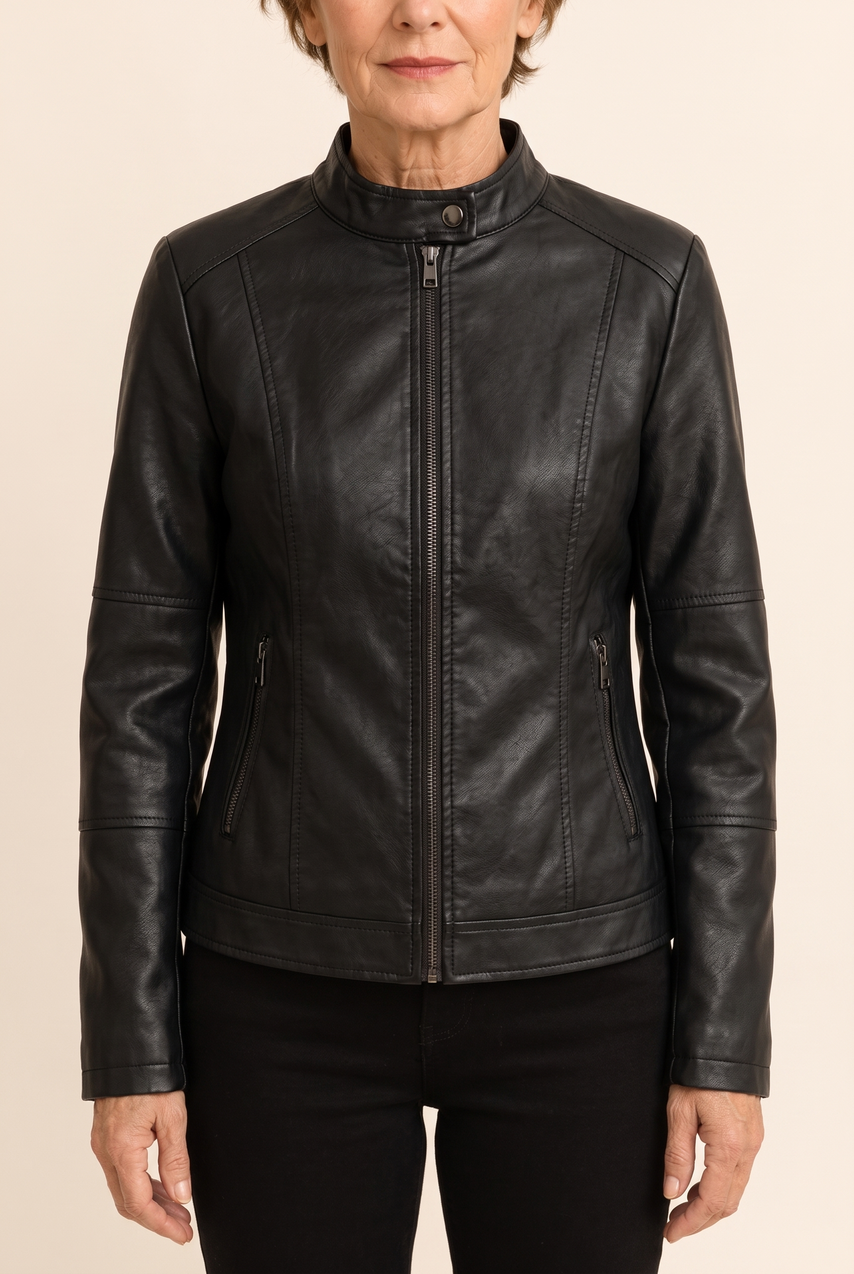 Manuela | Vielseitige Premium-Kunstlederjacke – Damenjacke auf warmem beigem Hintergrund, Oberkörperaufnahme