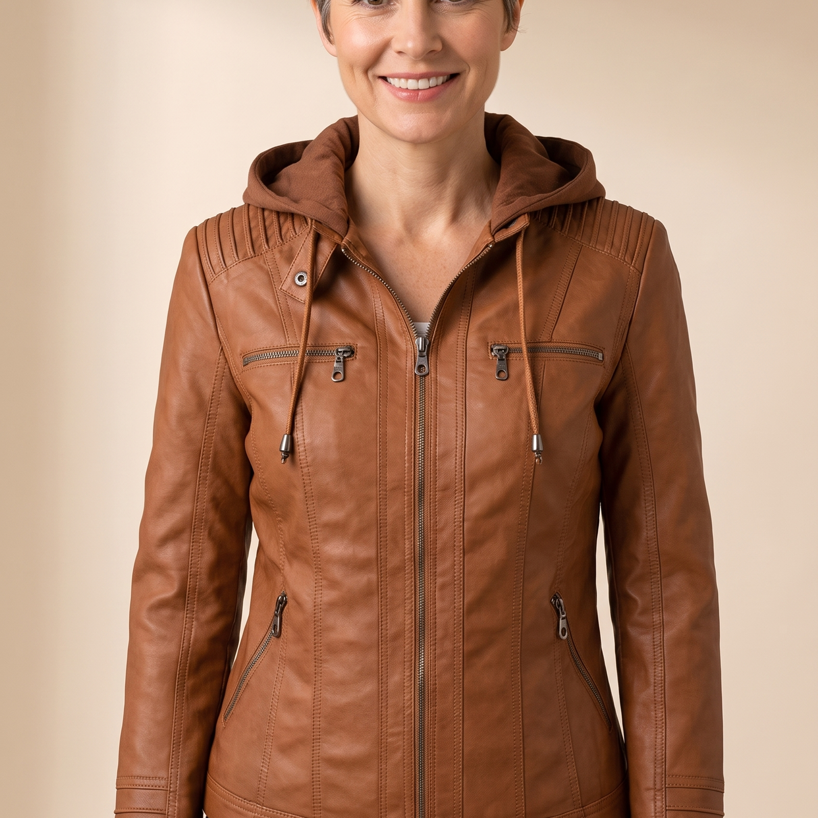 Georgiana | Bikerjacke aus Kunstleder – Damenjacke auf warmem beigem Hintergrund, Oberkörperaufnahme