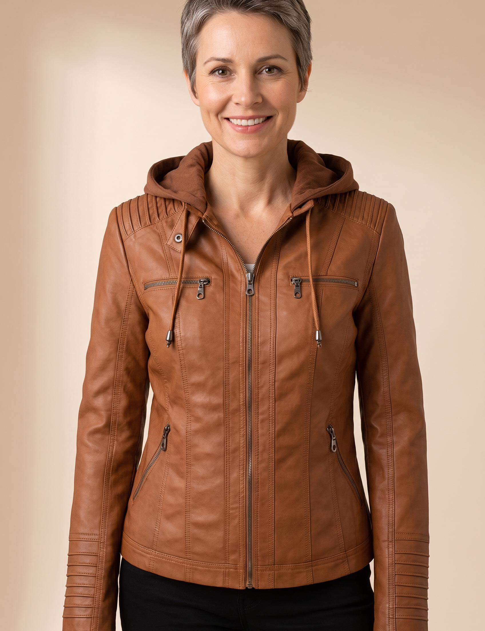 Georgiana | Bikerjacke aus Kunstleder – Damenjacke auf warmem beigem Hintergrund, Oberkörperaufnahme