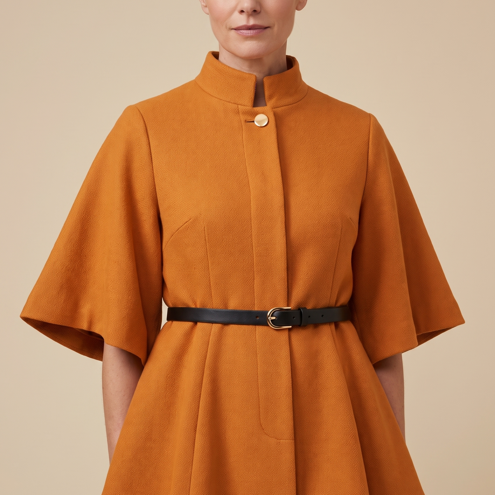 Ingrid | Schmetterlingsjacke mit elegantem Design – Damenjacke auf warmem beigem Hintergrund, Oberkörperaufnahme