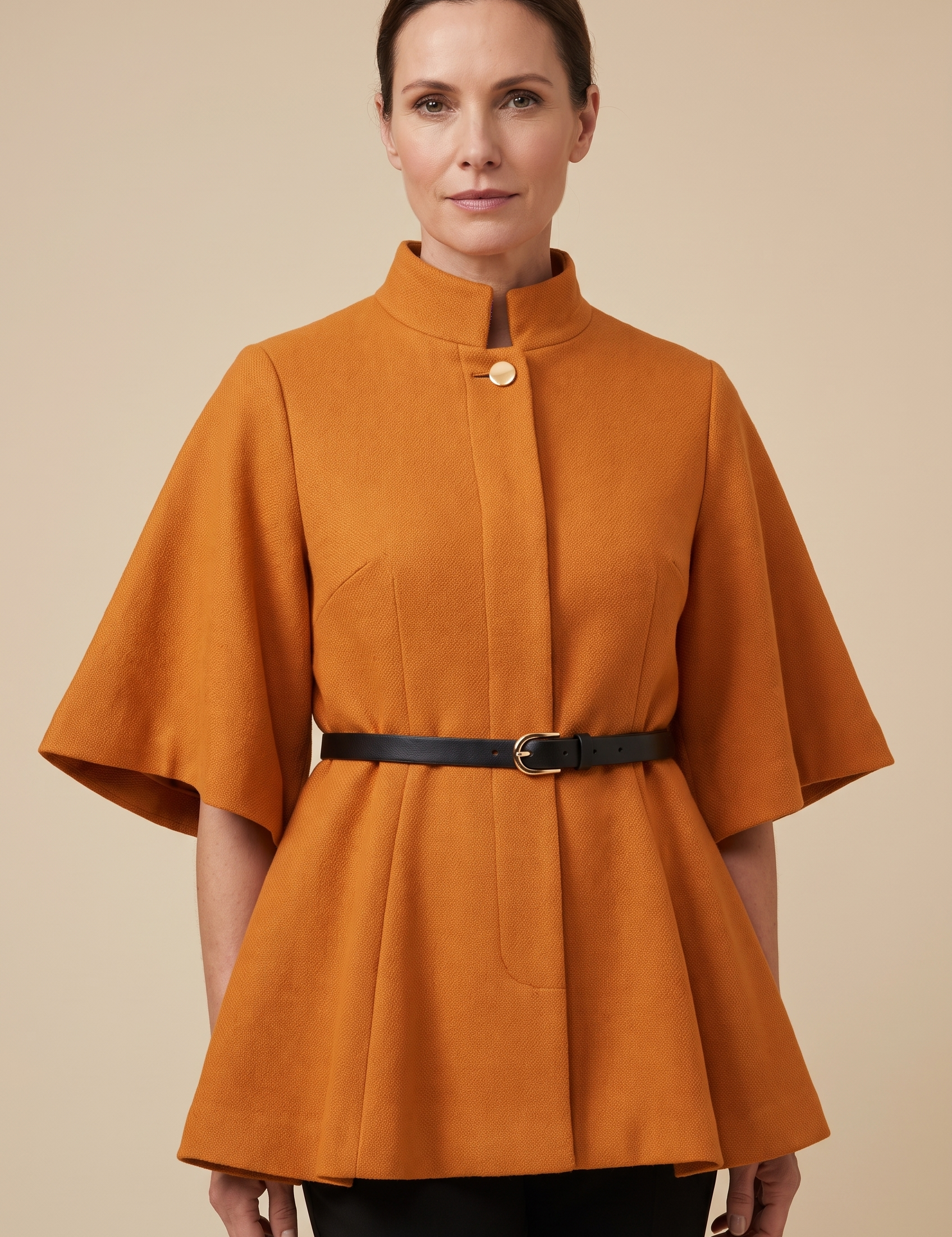 Ingrid | Schmetterlingsjacke mit elegantem Design – Damenjacke auf warmem beigem Hintergrund, Oberkörperaufnahme