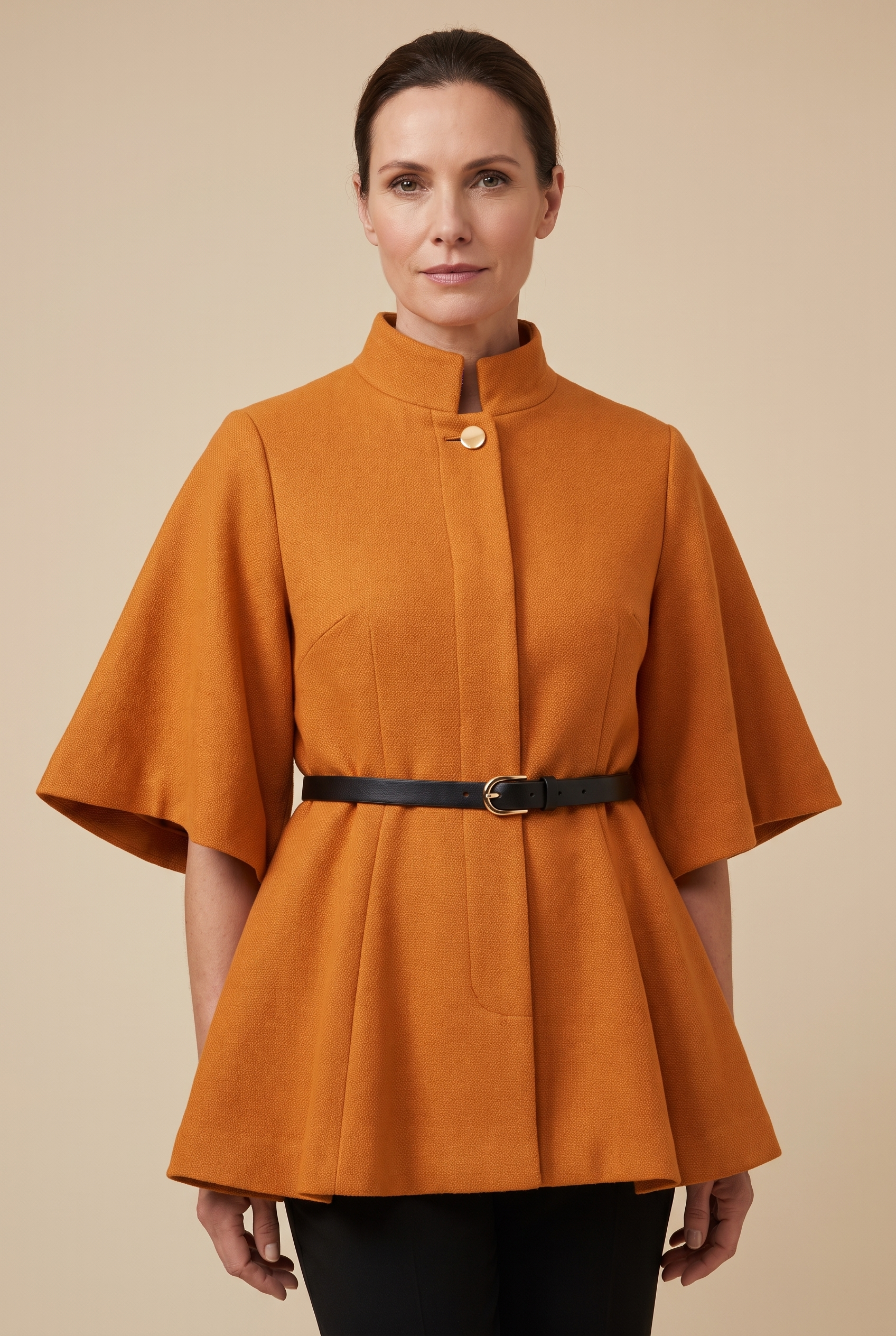 Ingrid | Schmetterlingsjacke mit elegantem Design – Damenjacke auf warmem beigem Hintergrund, Oberkörperaufnahme