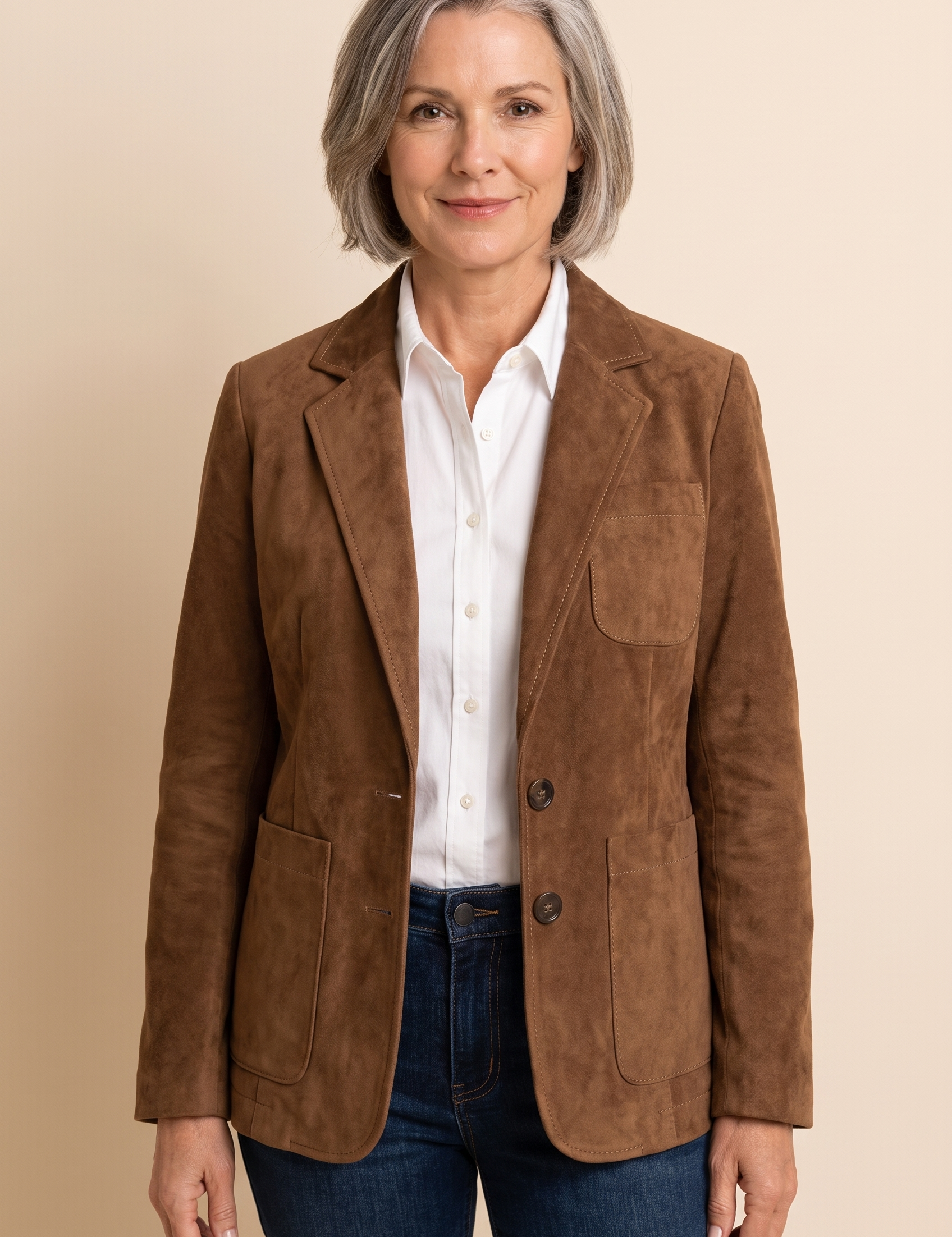 Marilena | Vintage Wildlederjacke – Damenjacke auf warmem beigem Hintergrund, Oberkörperaufnahme