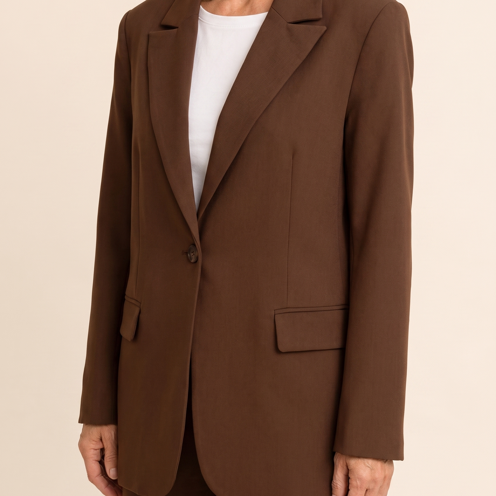Timea | Coordinated Vintage Sakko Mocha – Damenjacke auf warmem beigem Hintergrund, Oberkörperaufnahme