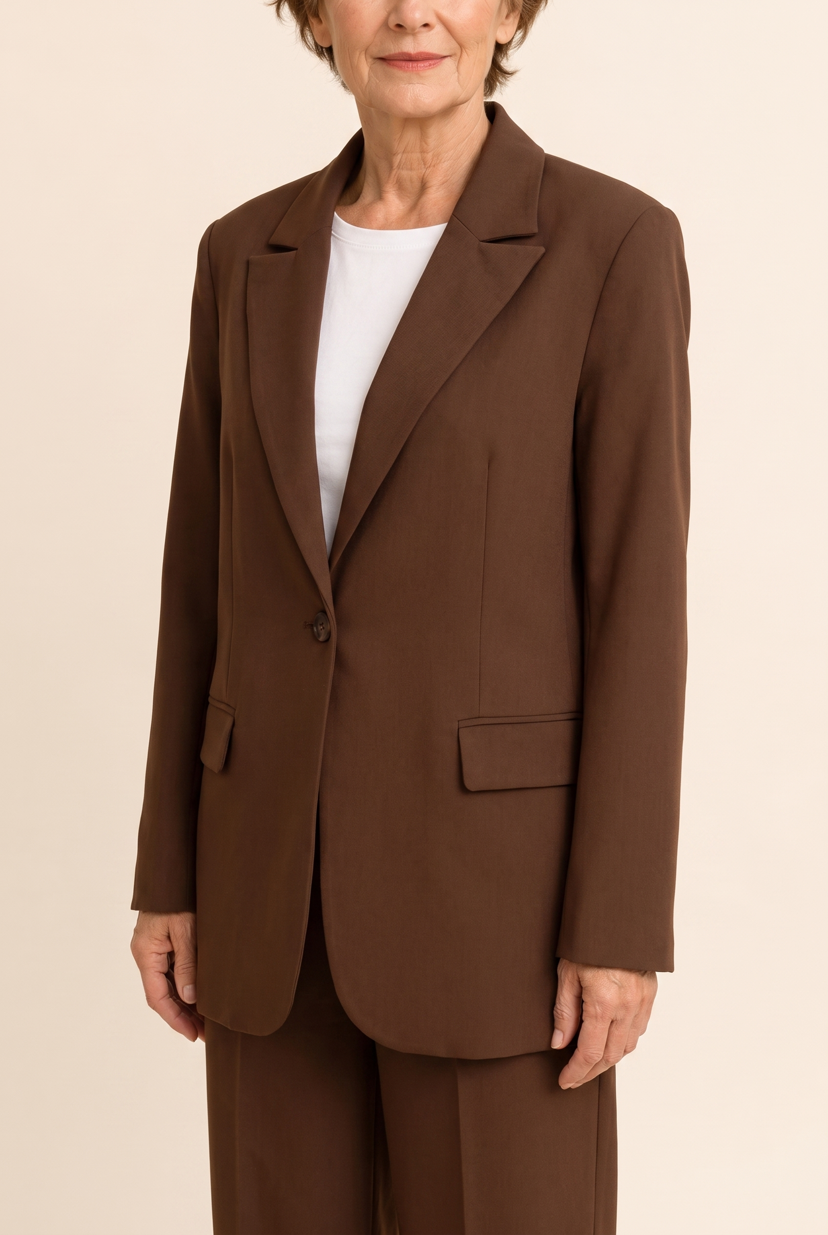 Timea | Coordinated Vintage Sakko Mocha – Damenjacke auf warmem beigem Hintergrund, Oberkörperaufnahme