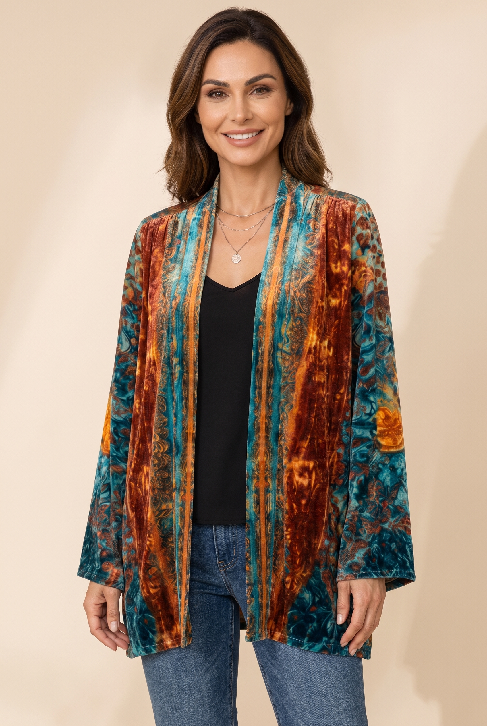 Victoria | Boho Jacke mit künstlerischem Design – Damenjacke auf warmem beigem Hintergrund, Oberkörperaufnahme