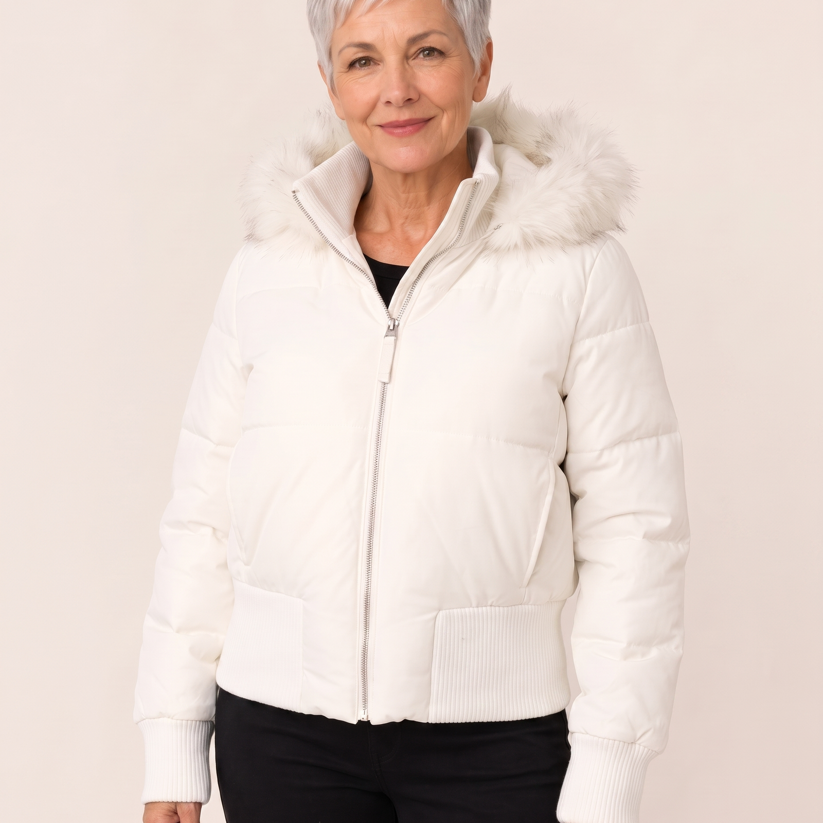Winterjacke – Produkt an Model vor hellbeigem Hintergrund