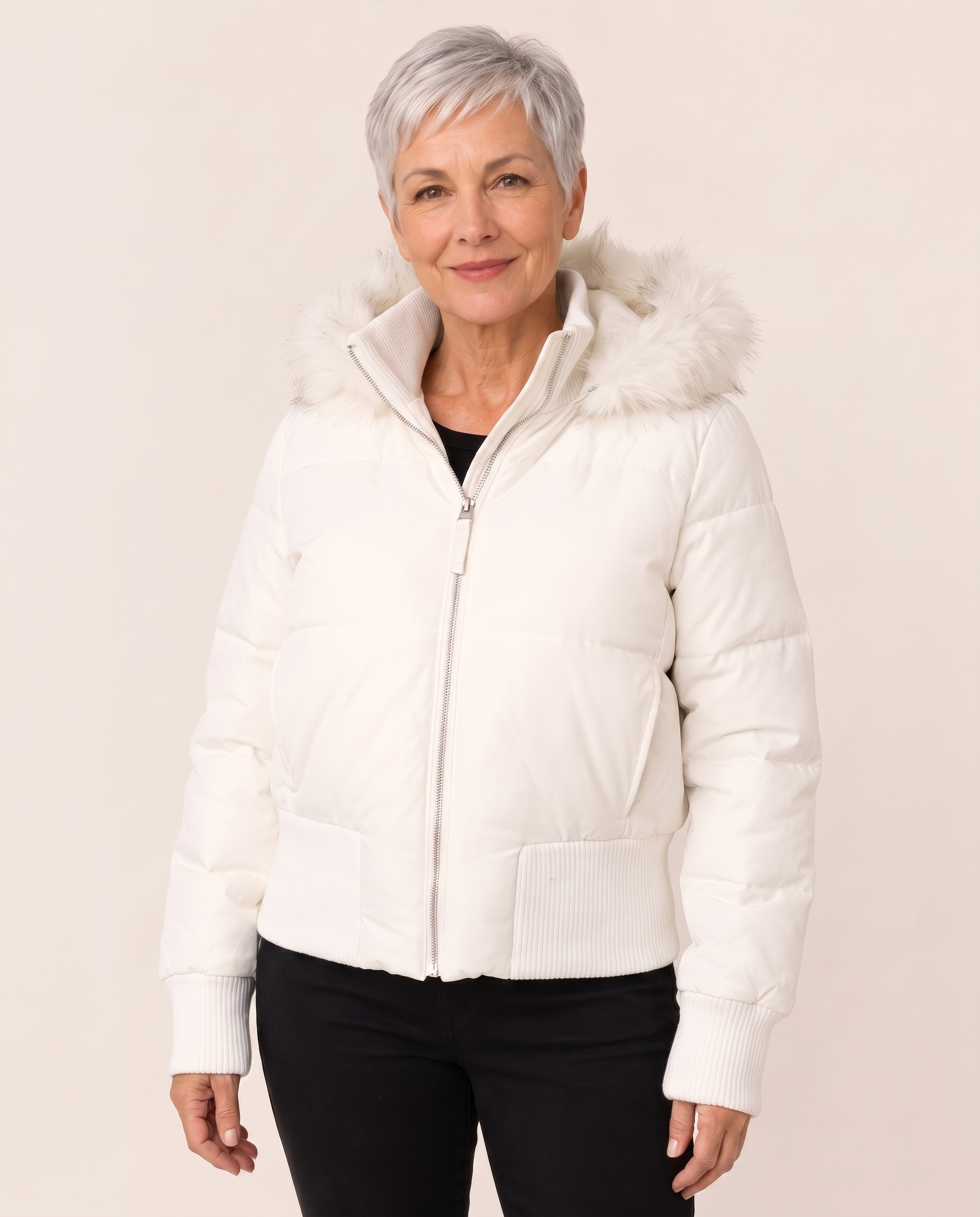 Winterjacke – Produkt an Model vor hellbeigem Hintergrund