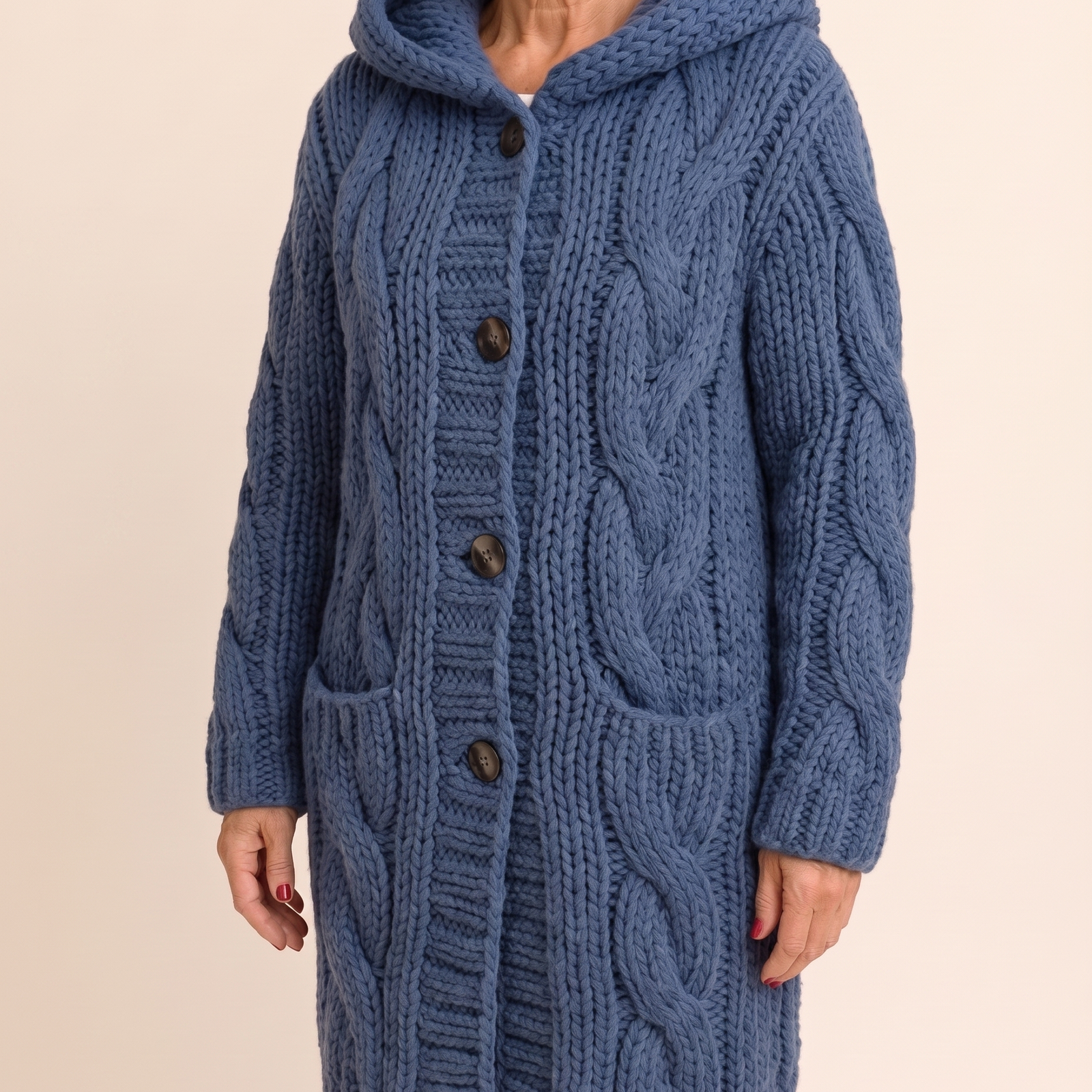 Ana-Teodora – Jacke an Model vor hellbeigem Hintergrund