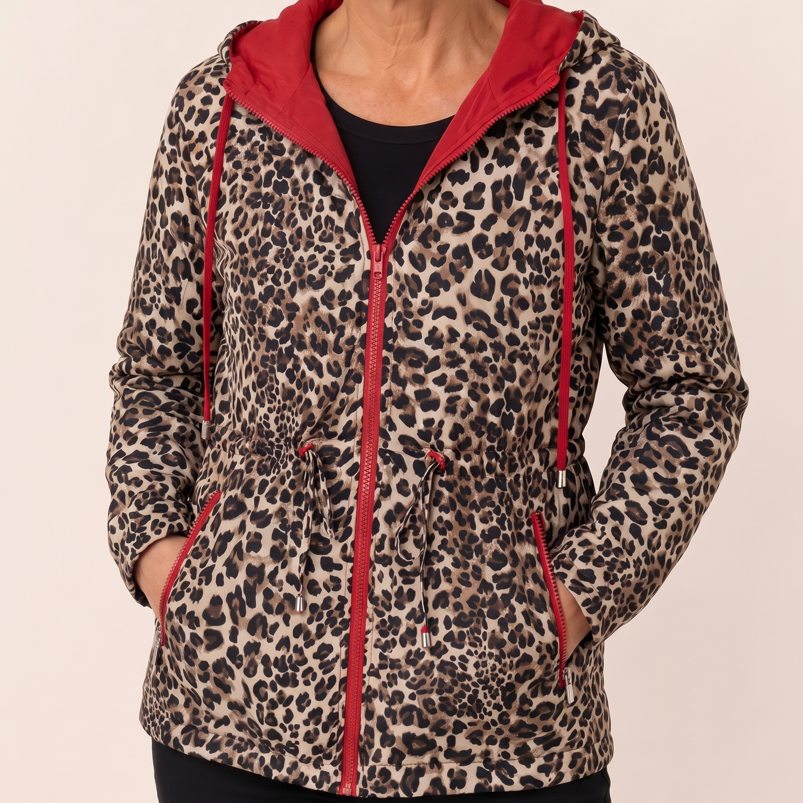Laura – Jacke an Model vor hellbeigem Hintergrund