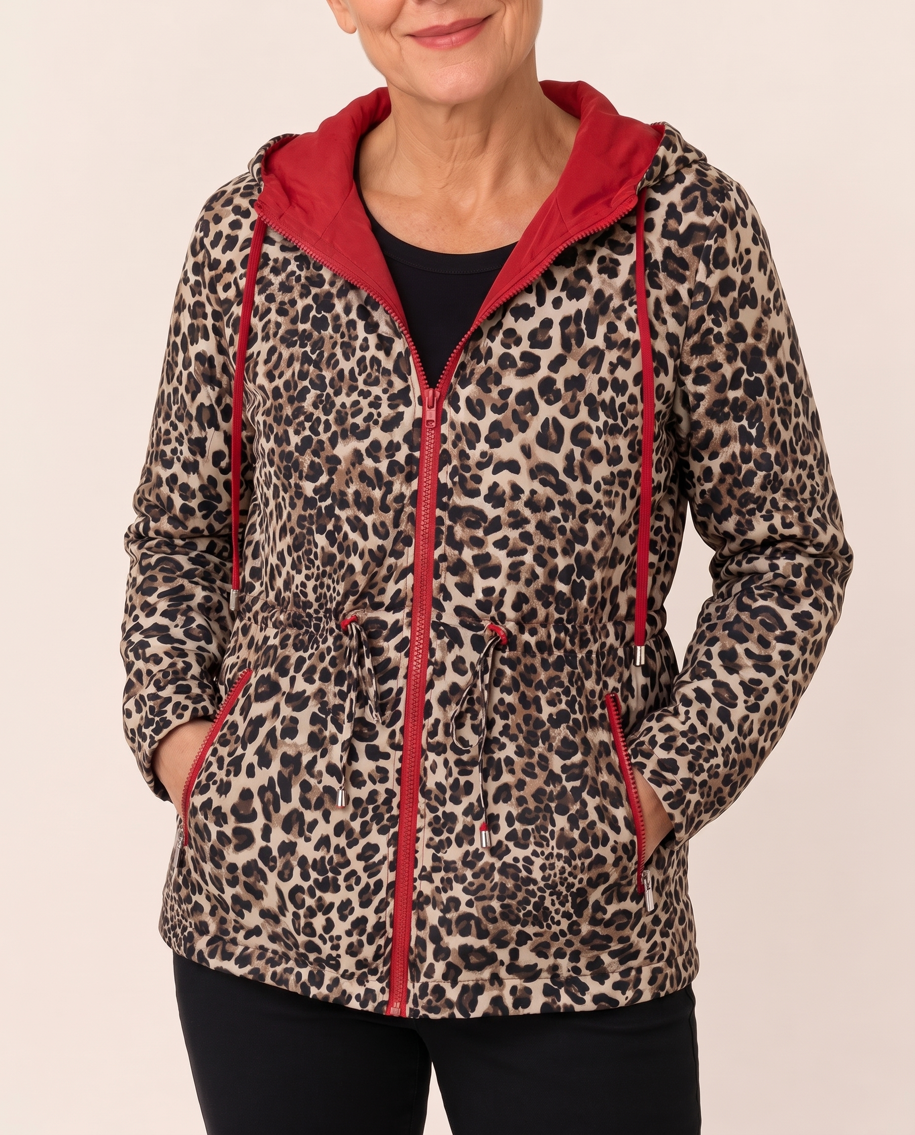 Laura – Jacke an Model vor hellbeigem Hintergrund