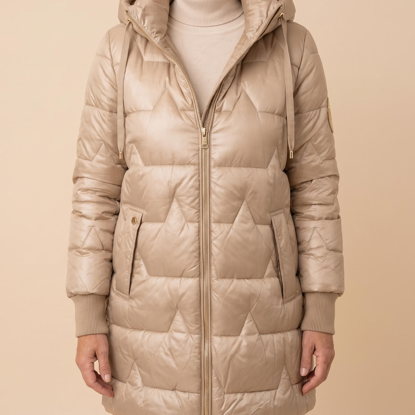 Ana-Simona – Jacke an Model vor hellbeigem Hintergrund