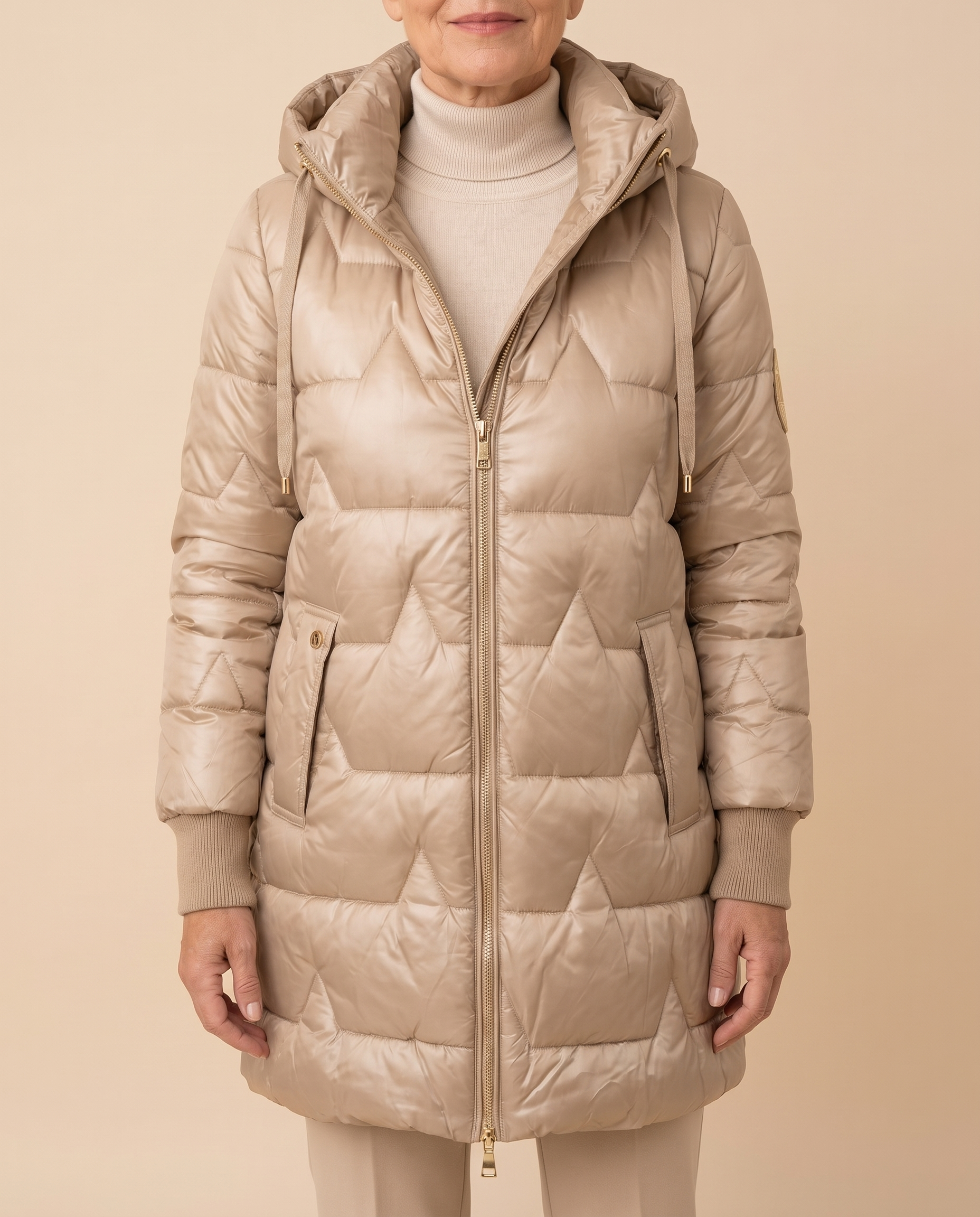 Ana-Simona – Jacke an Model vor hellbeigem Hintergrund
