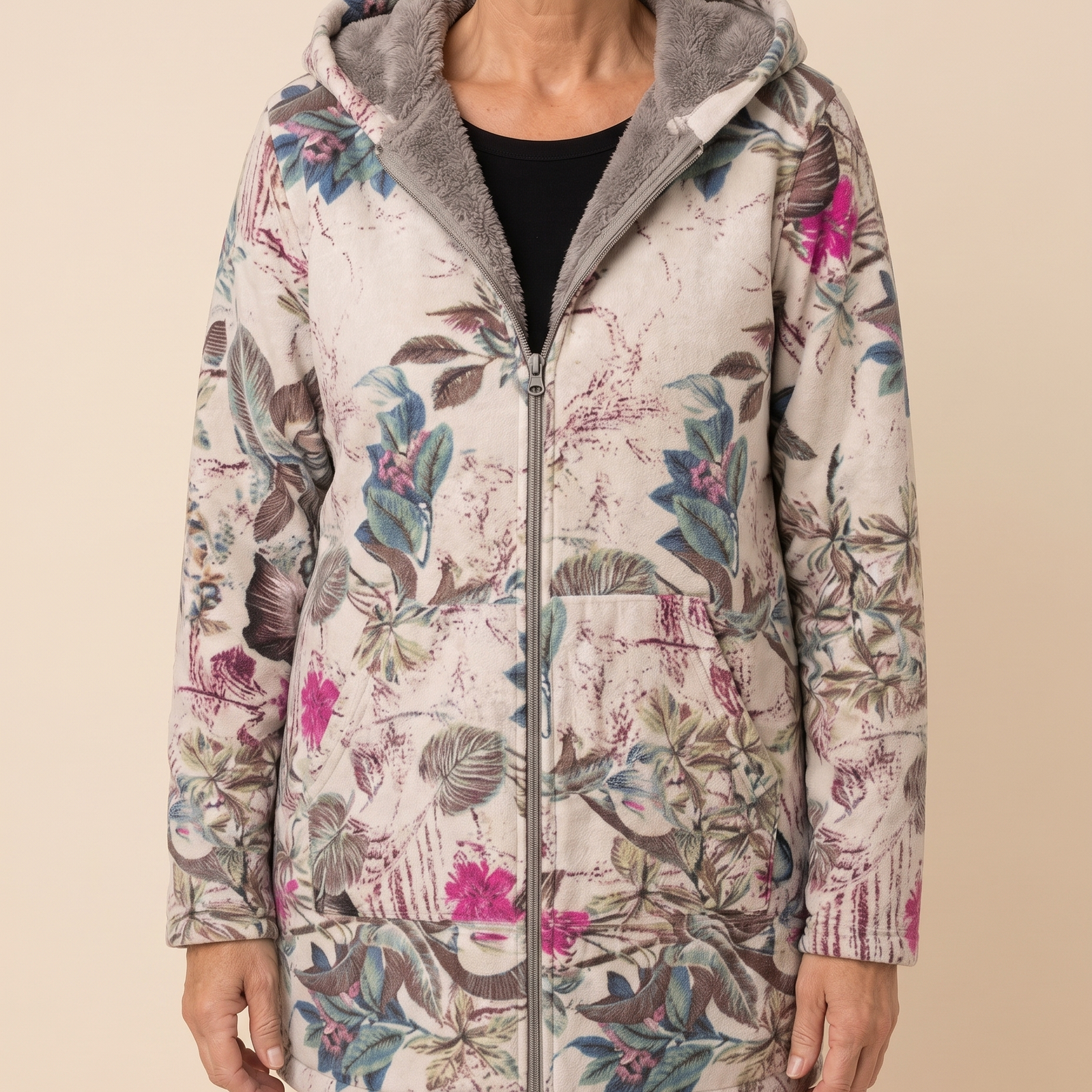 Elena-Raluca – florale Fleecejacke an Model vor hellbeigem Hintergrund