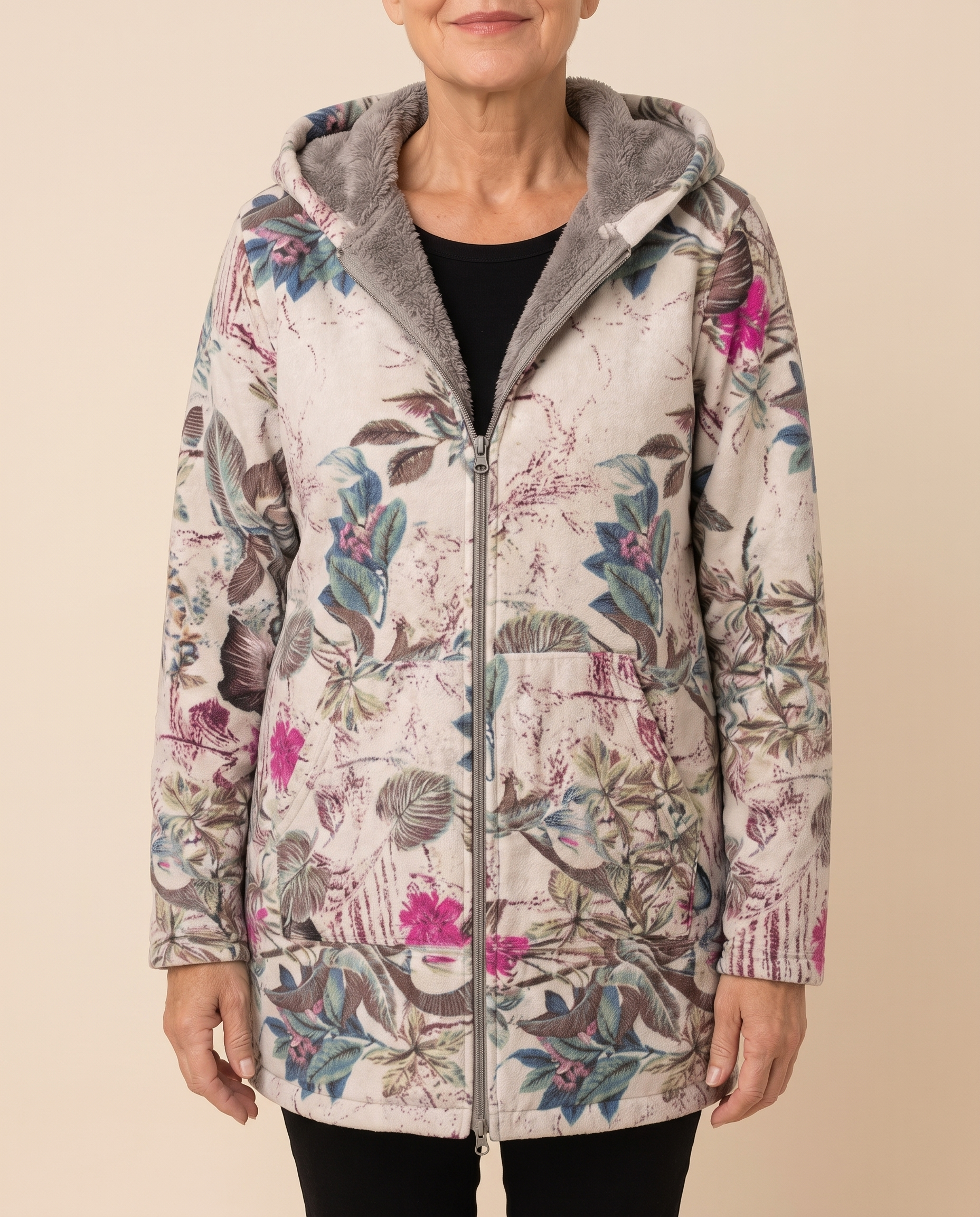 Elena-Raluca – florale Fleecejacke an Model vor hellbeigem Hintergrund