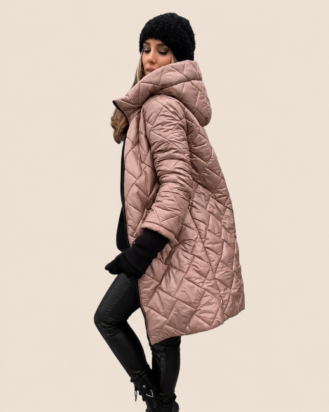 Sabina – Mantel an Model vor hellbeigem Hintergrund