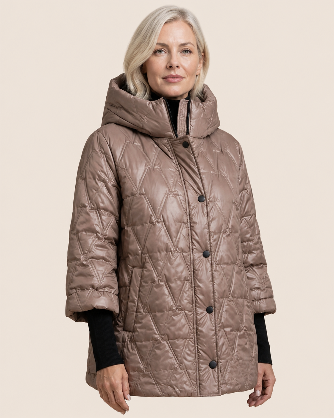Adela – Jacke an Model vor hellbeigem Hintergrund