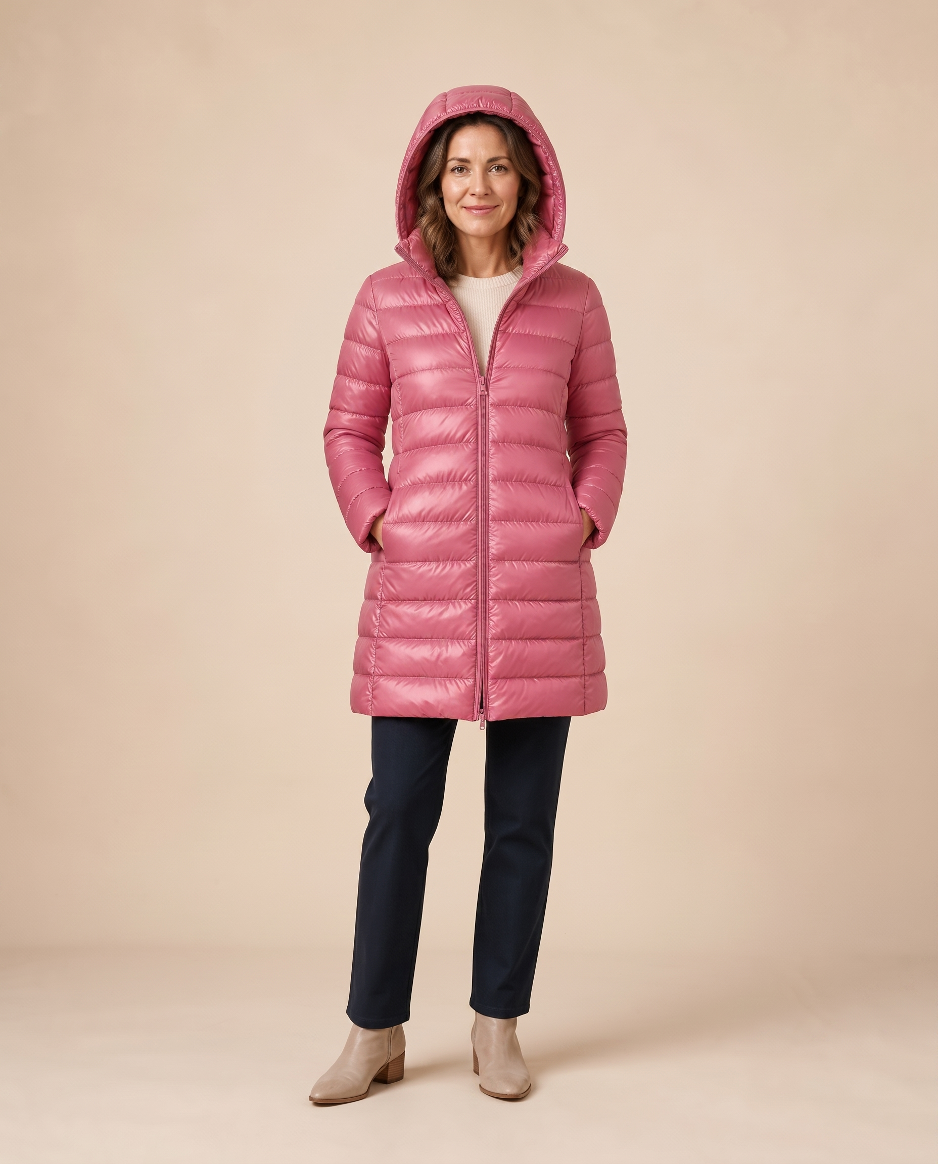 Ilinca – Ultraleichte Steppjacke mit Kapuze – Modell auf warmbeigem Studiohintergrund
