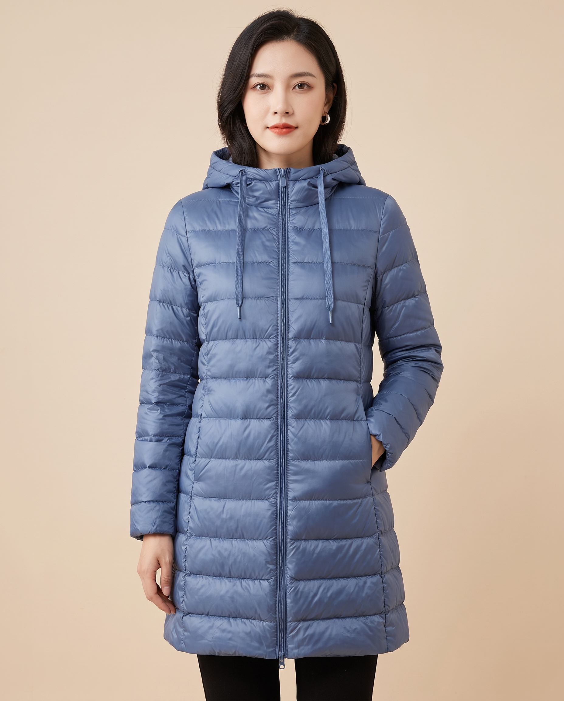 Elona – Leichte Daunenjacke – Modell auf warmbeigem Studiohintergrund