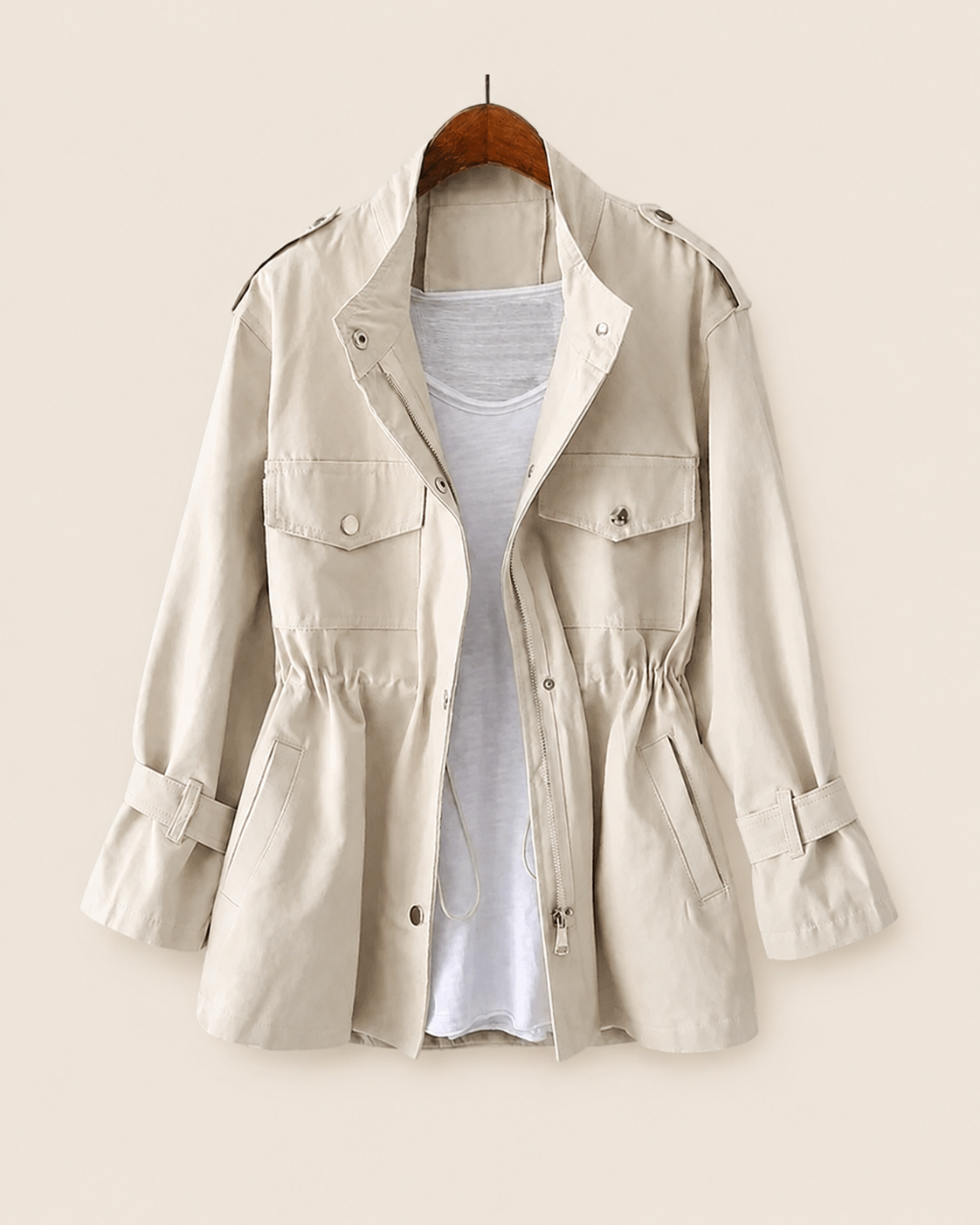 Antje – Jacke mit Kordelzug in der Taille – hellbeiger Studiohintergrund