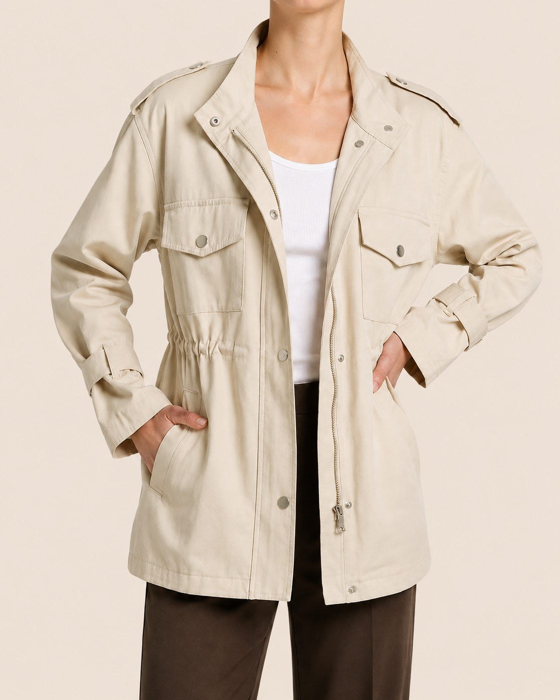 Antje – Jacke mit Kordelzug in der Taille – Modell auf warmbeigem Studiohintergrund