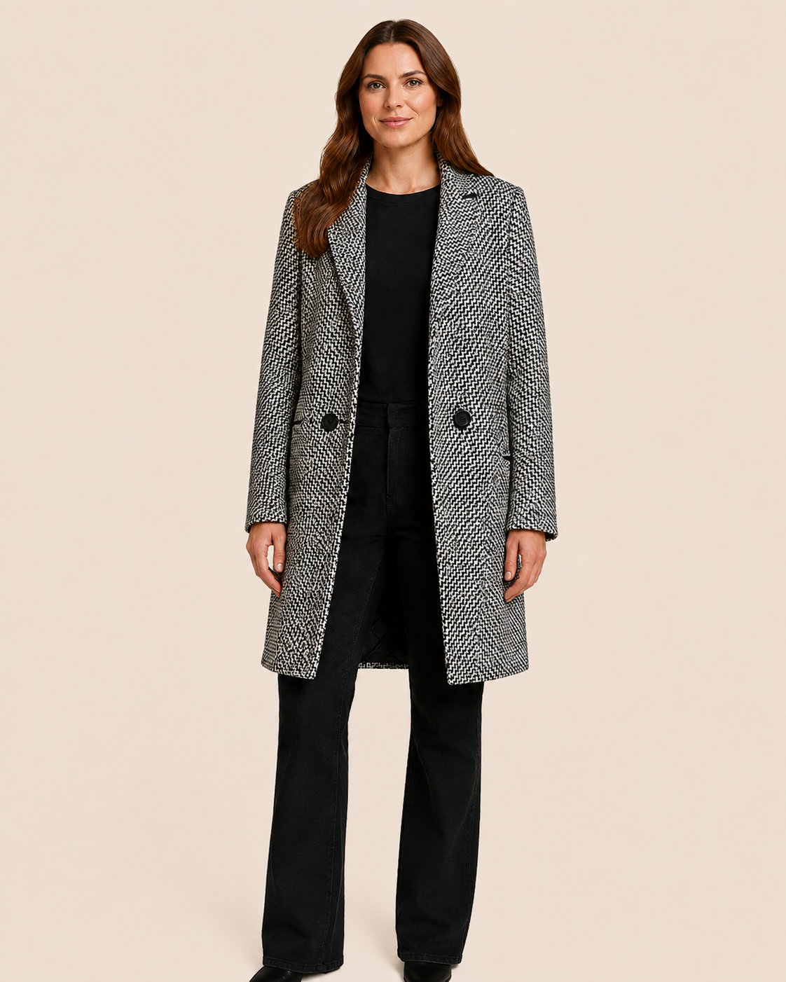 Flavia – Eleganter Herbstmantel – modelo com o casaco completo em fundo bege