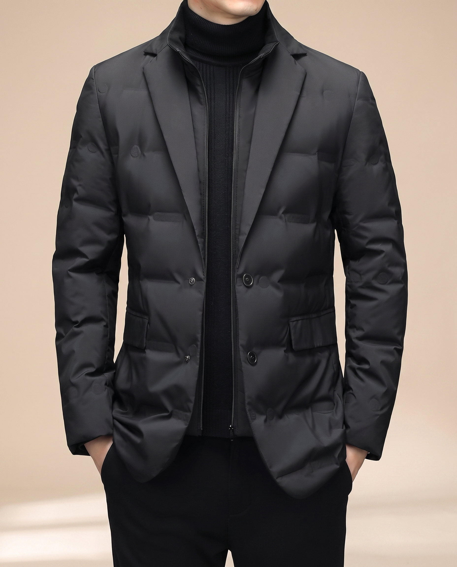 Herrenjacke – harmonisiertes Produktbild auf warmem beigem Hintergrund