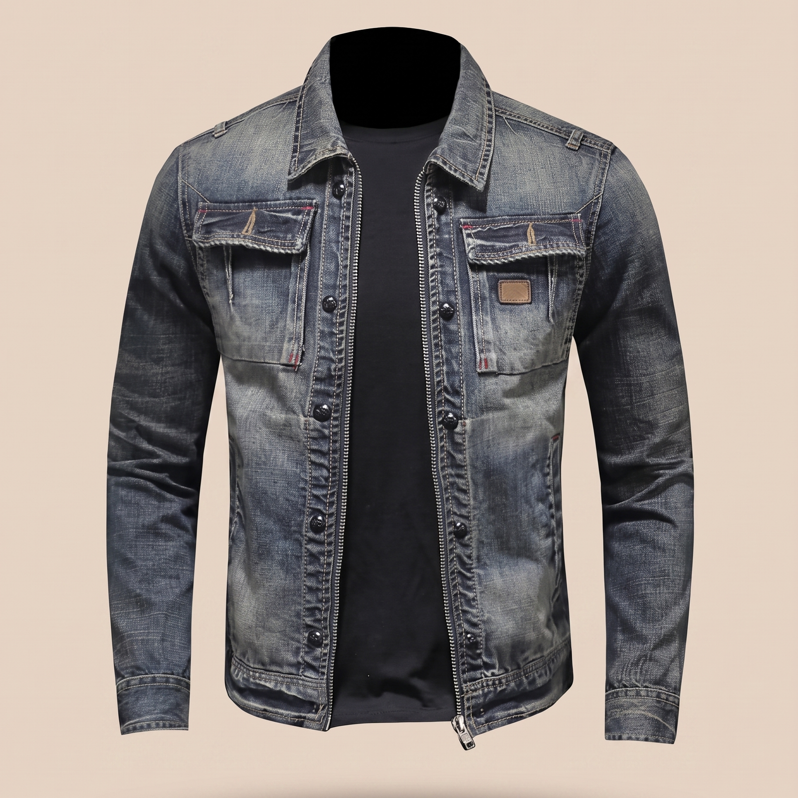 Herrenjacke – harmonisiertes Produktbild auf warmem beigem Hintergrund