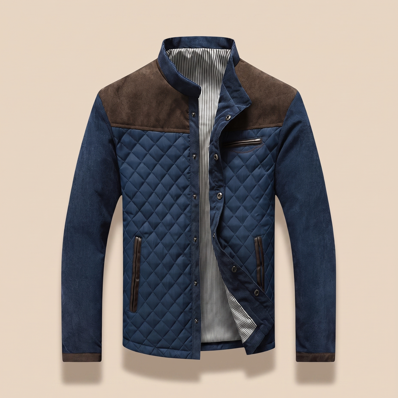 Herrenjacke – harmonisiertes Produktbild auf warmem beigem Hintergrund